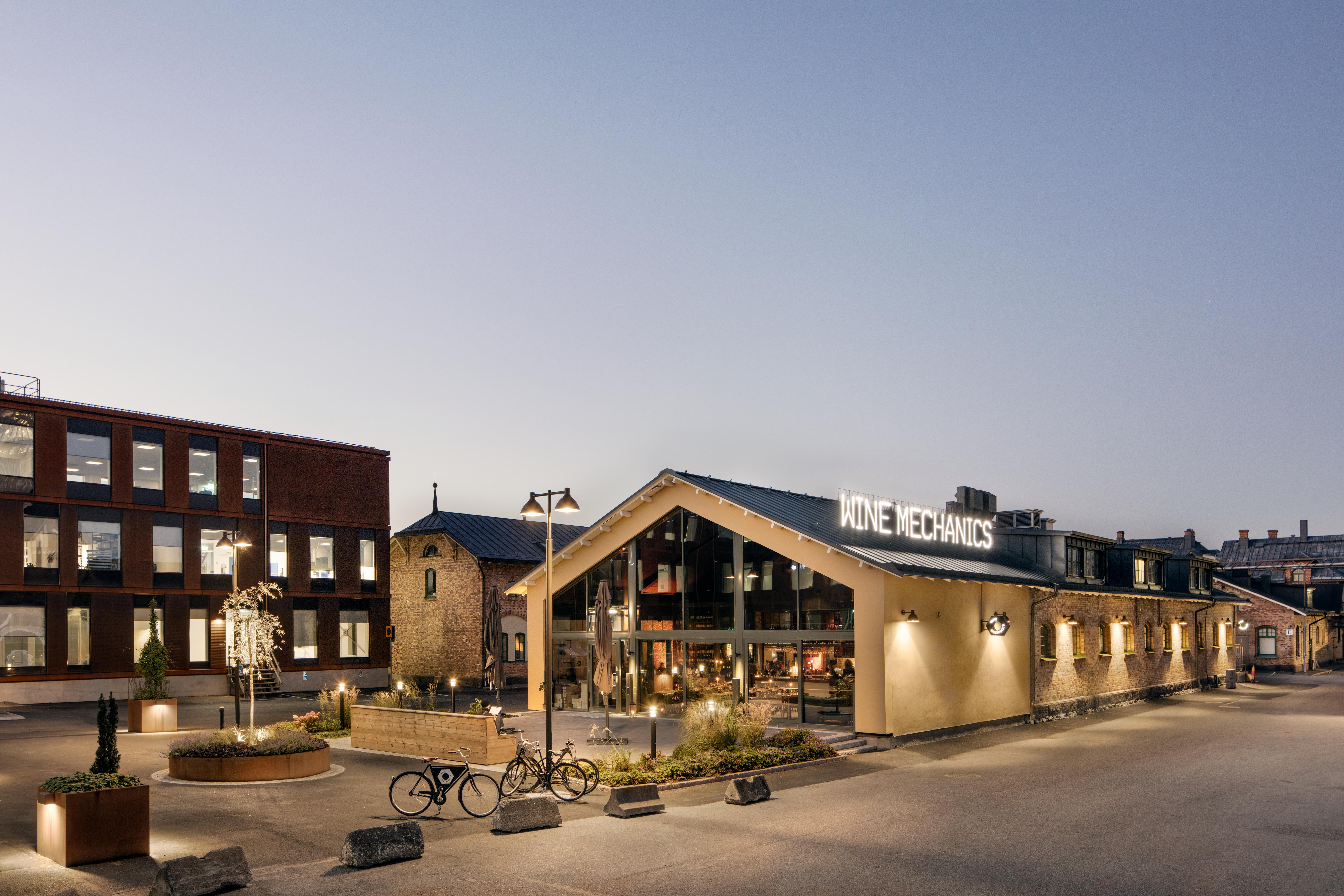 Wine Mechanics exteriör putsad fasad, fönster, skylt