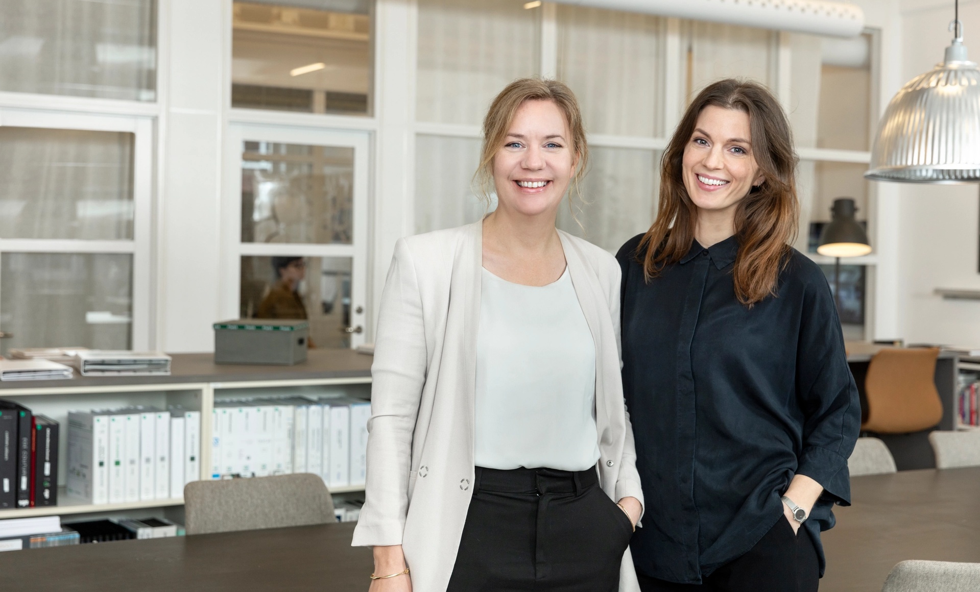 Foto av arkitekterna och kontorscheferna Anna Hoffman och Kajsa Holmström inne på Krook & Tjäder Stockholm