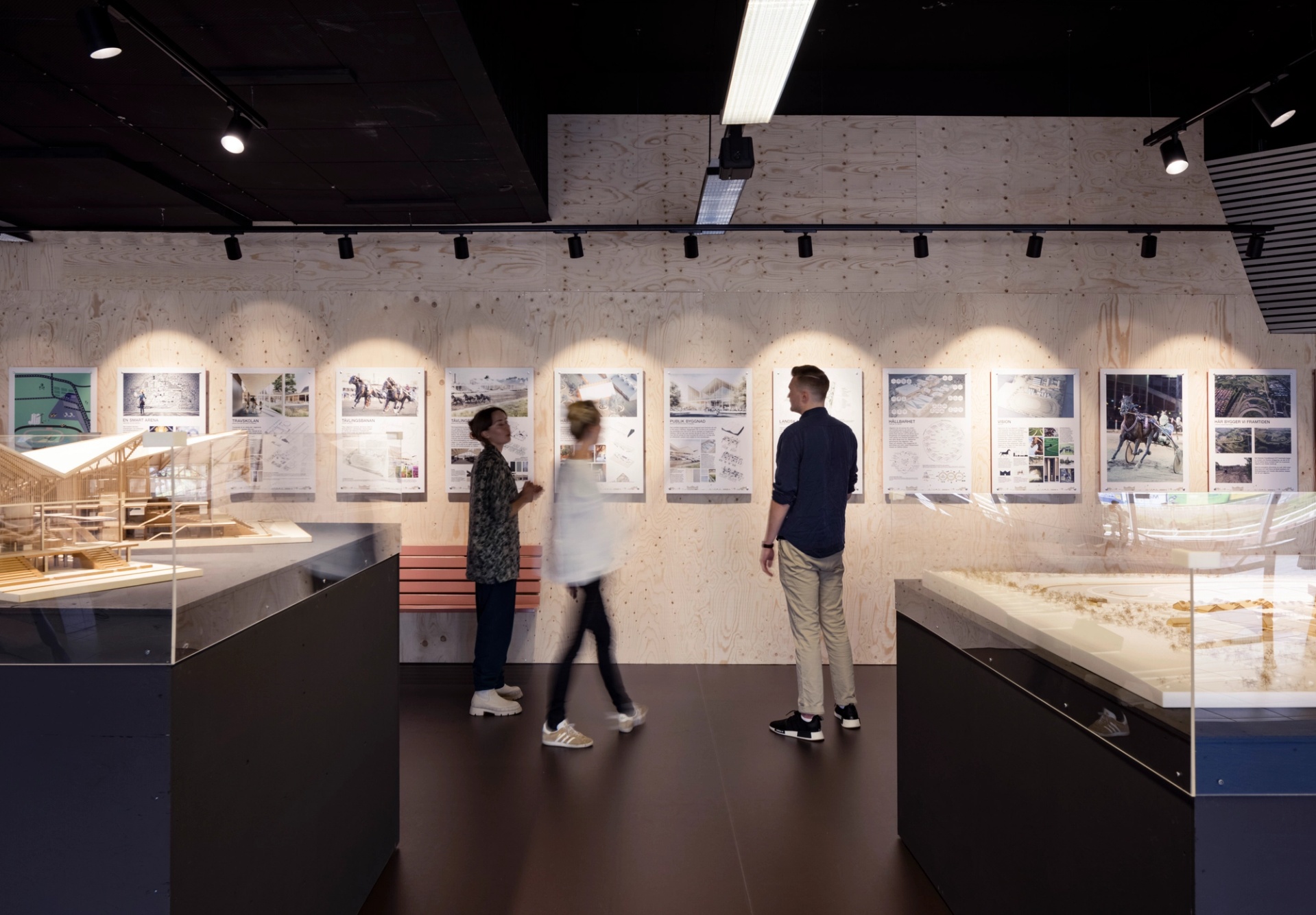 Foto på människor på utställning om Jägersro Hästcenter som arkitekterna Krook & Tjäder har ritat.