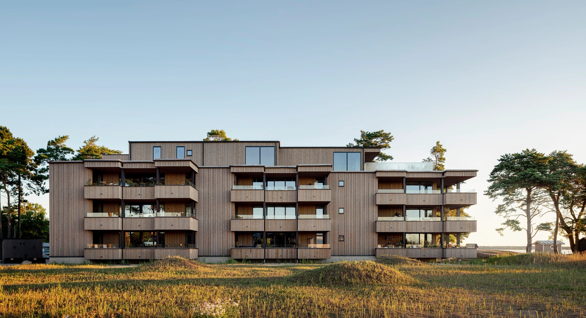 Åhus Seaside Bostäder fotat i kvällsljus i vy mot havet