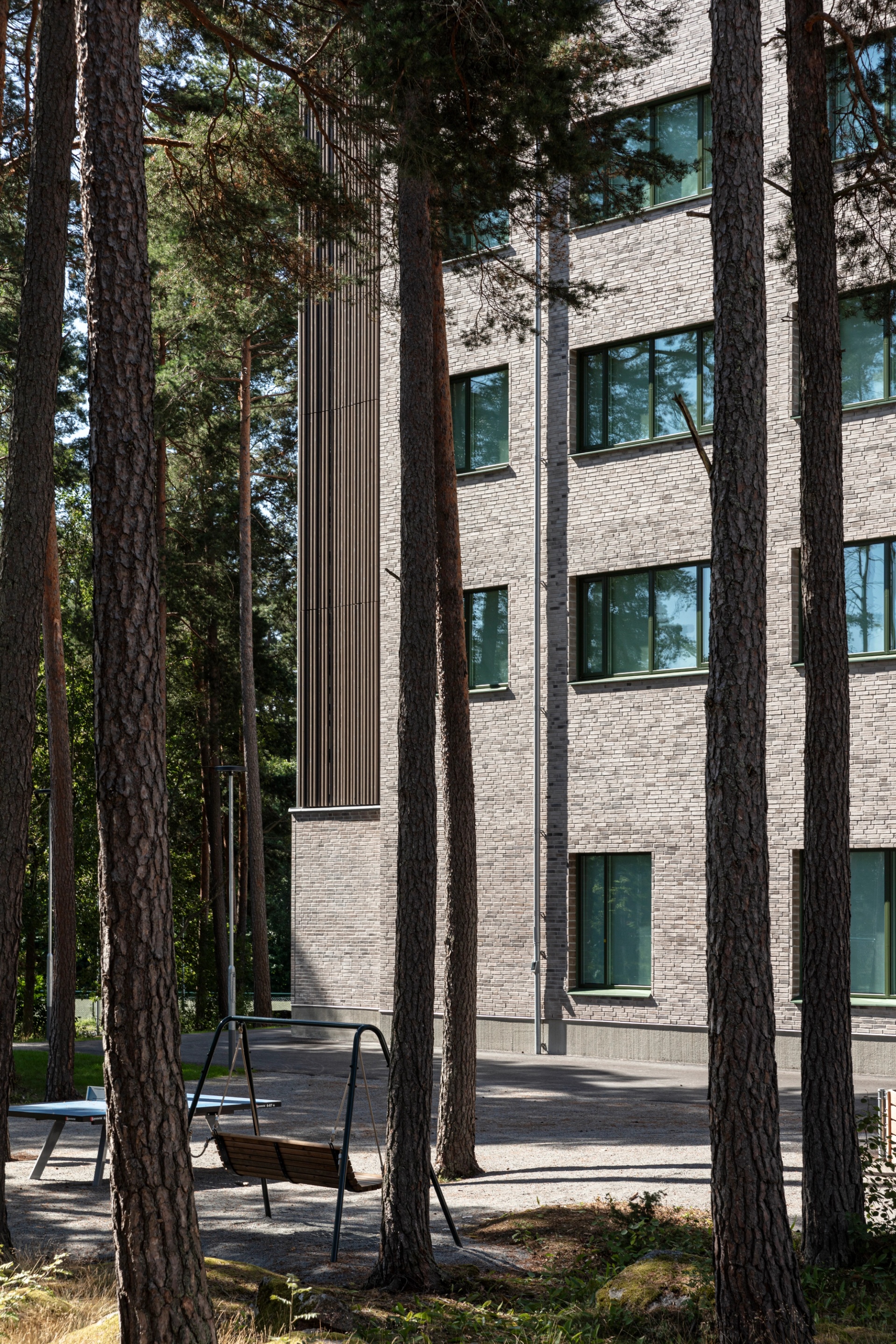 Exteriör fasad mot tallskog Nya Gottsundaskolan