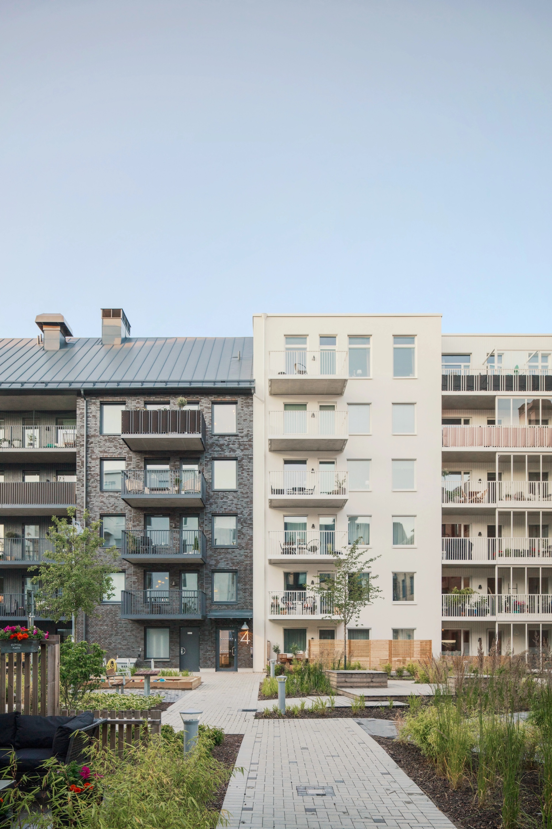 Hovås entré. Kvarteret är uppbrutet i tre byggnader varav två har ytterligare indelning.