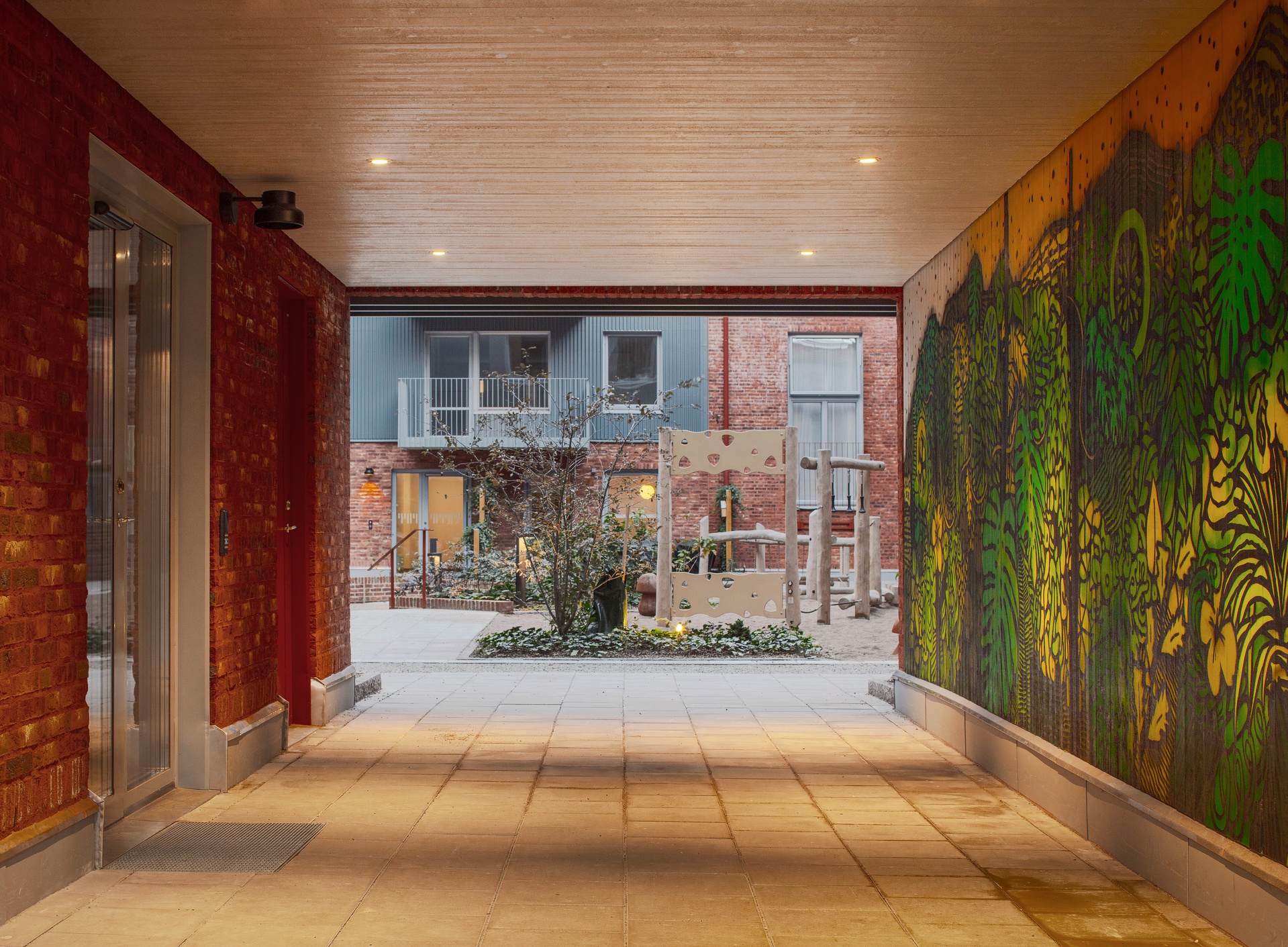 Kv Takgöken målning av Ollio vid innergård