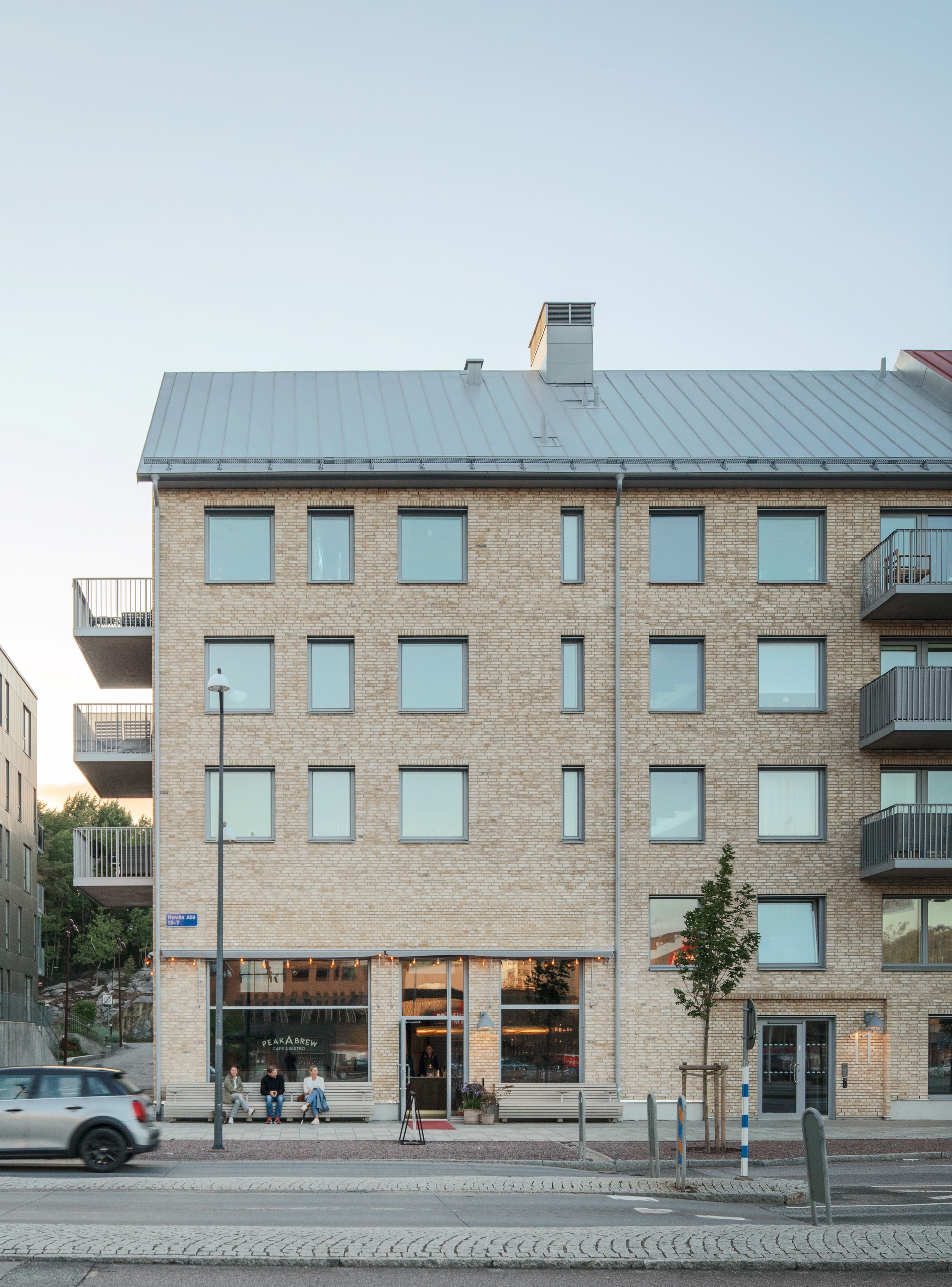 Hovås Entré gul tegelfasad mot gatan