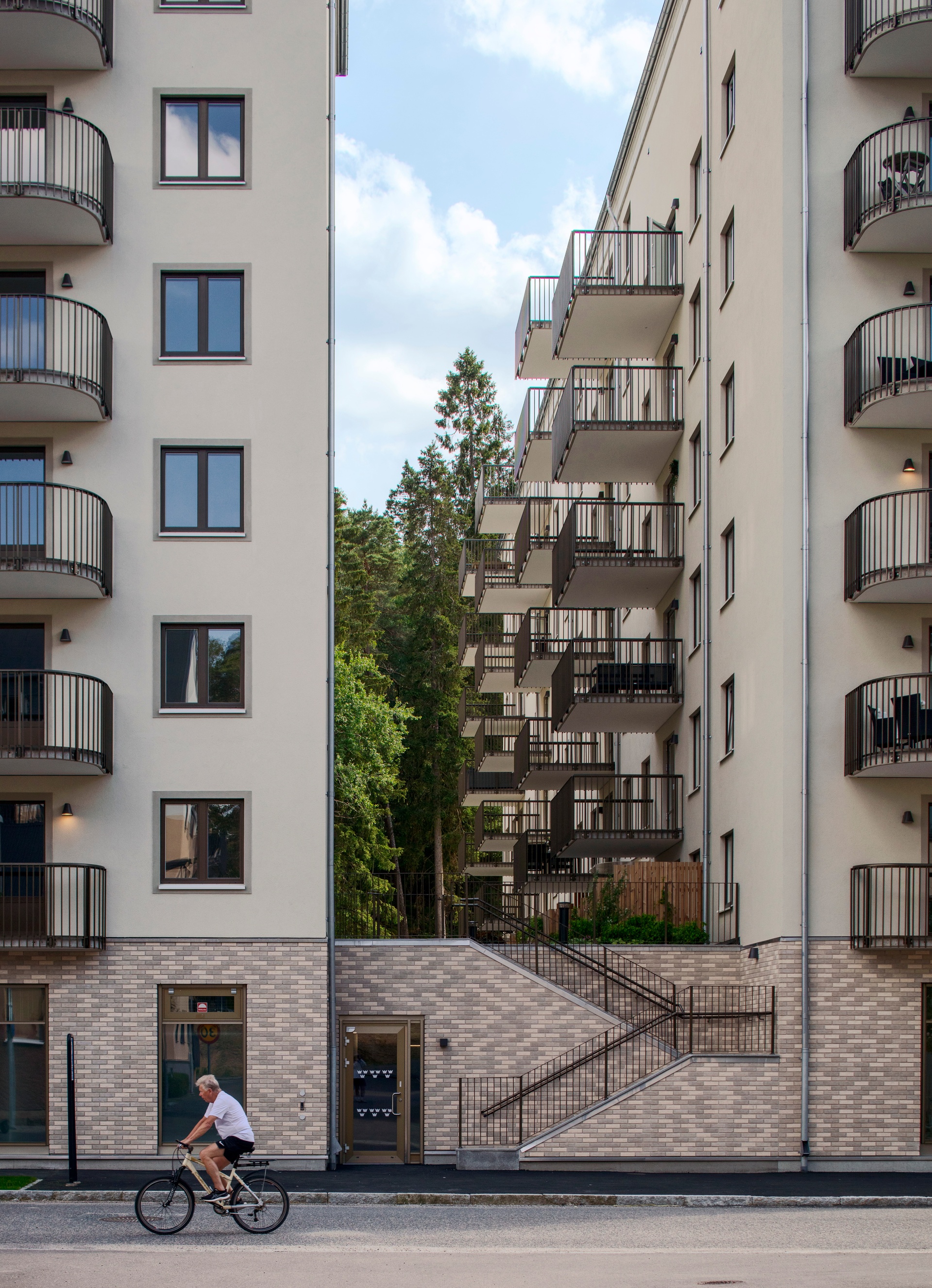 Kasernen 1, exteriör från gatan med tegeldetaljer.