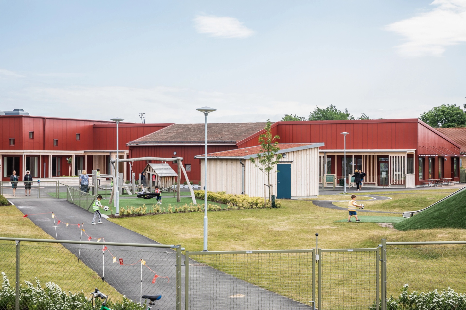 Håstens förskola i Varberg, utemiljö med lekande barn