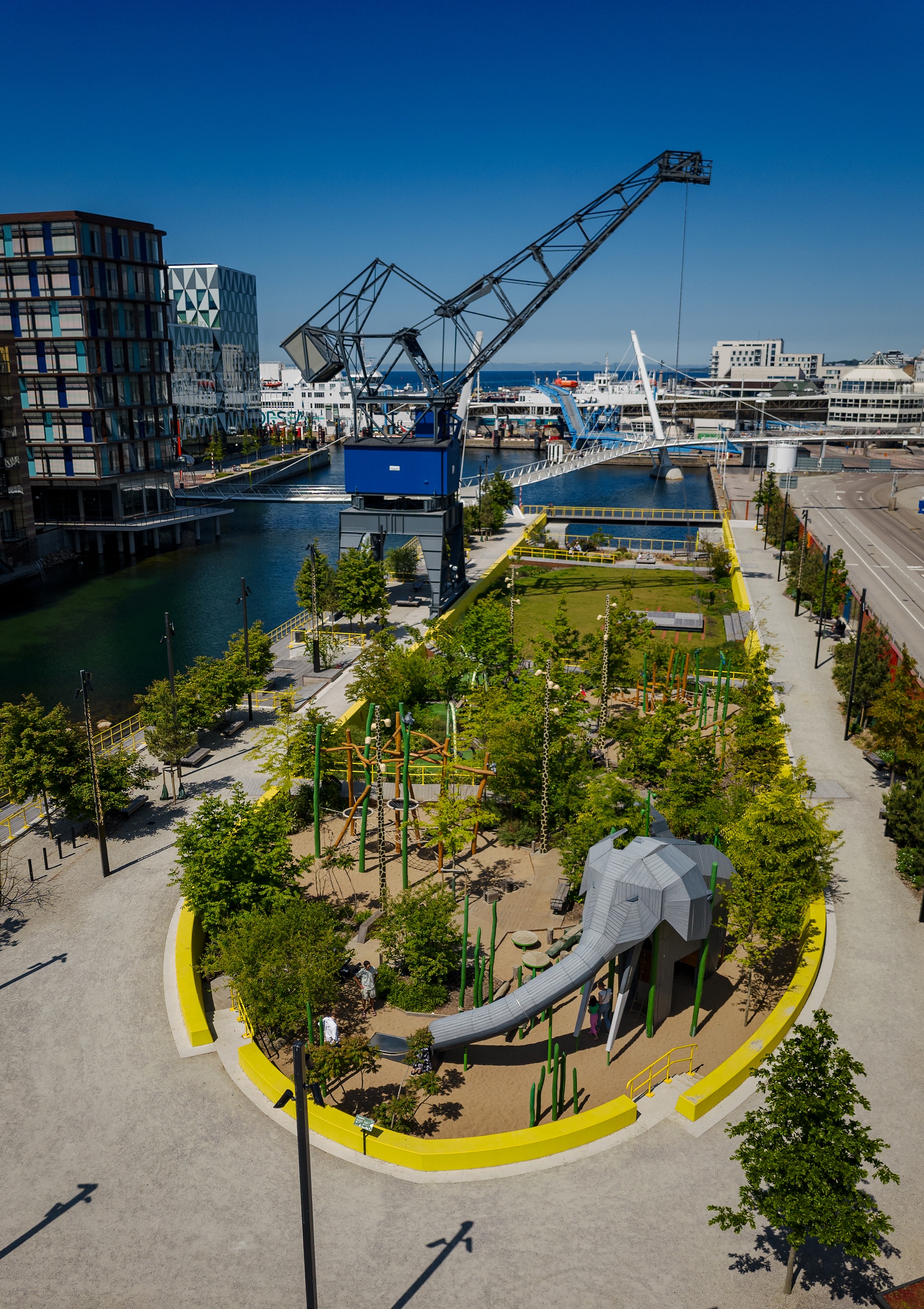 Översikt över Dockanparken och Djungellekan fotad med elefant i förgrund