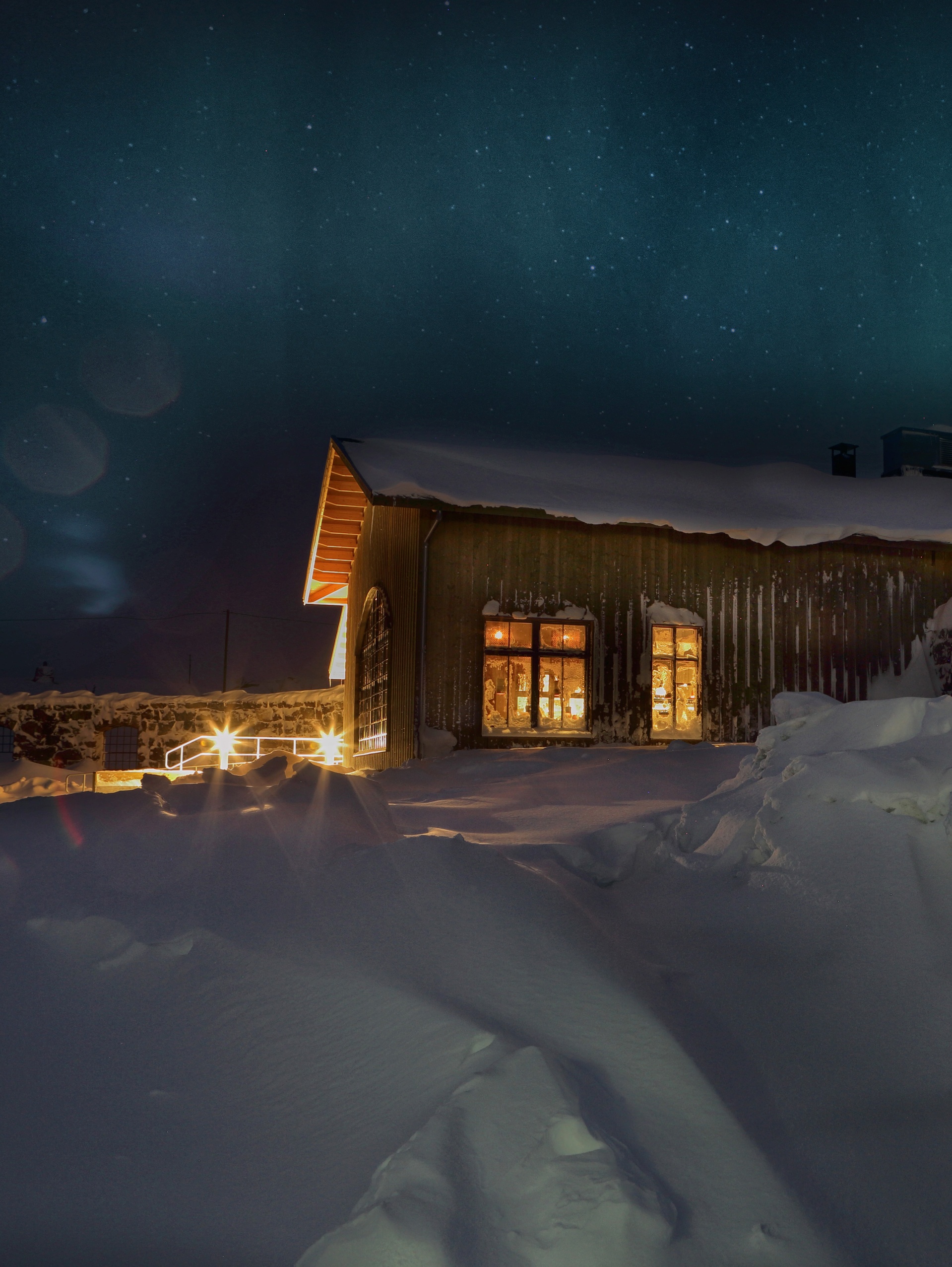 Niehku Mountain Villa kvällsbild exteriör, upplyst hotell i vinterlandskap