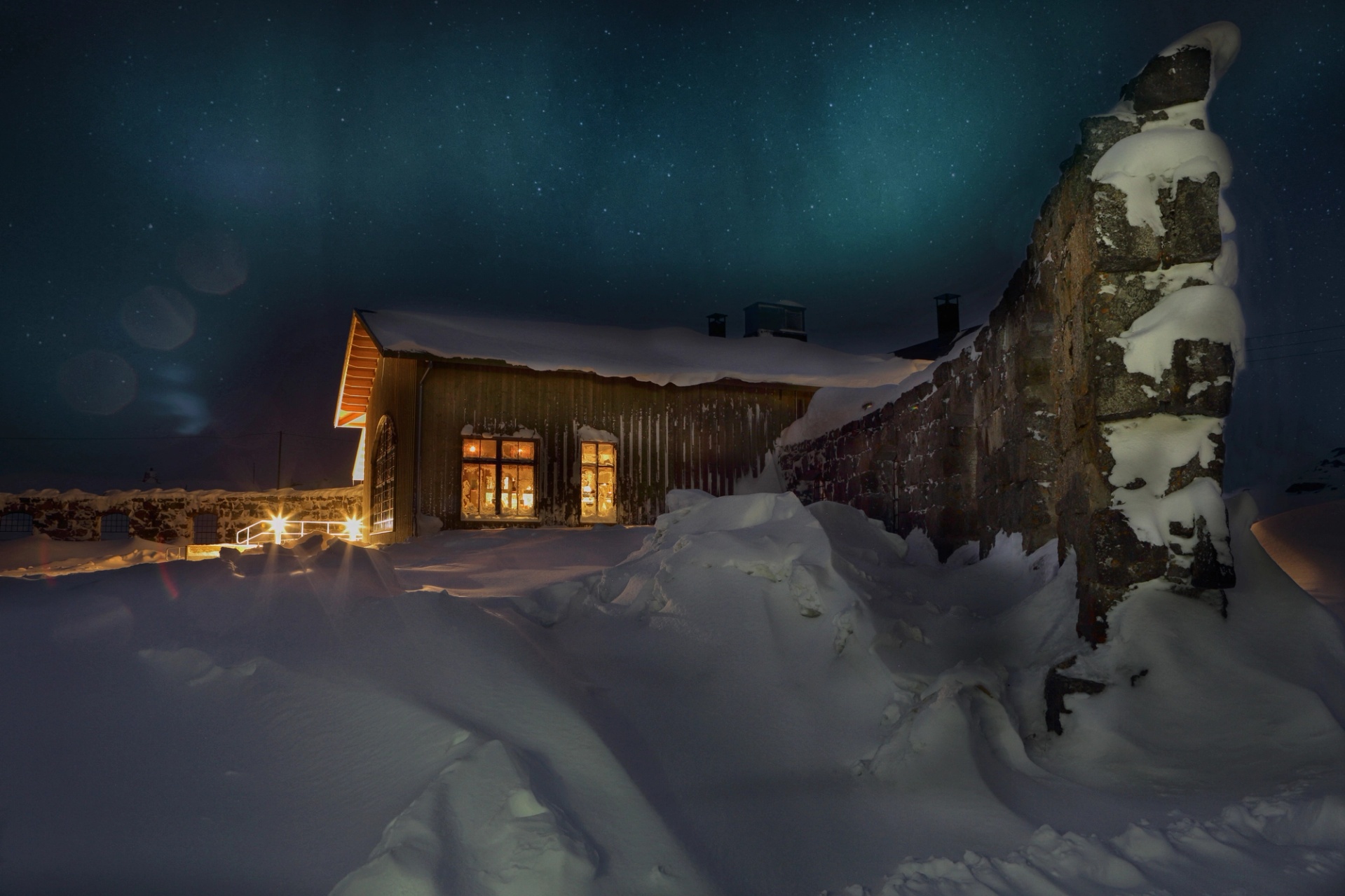 Niehku Mountain Villa kvällsbild exteriör, upplyst hotell i vinterlandskap