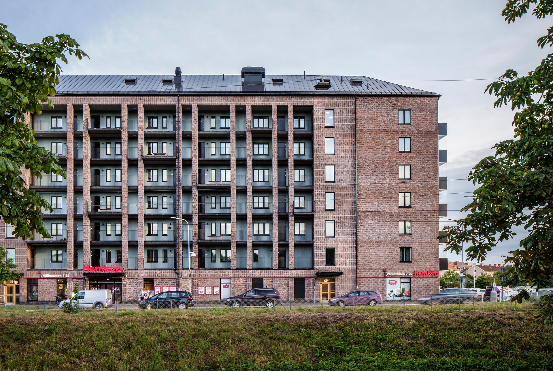 Lundby park exteriör, dagligvaruhandel i markplan