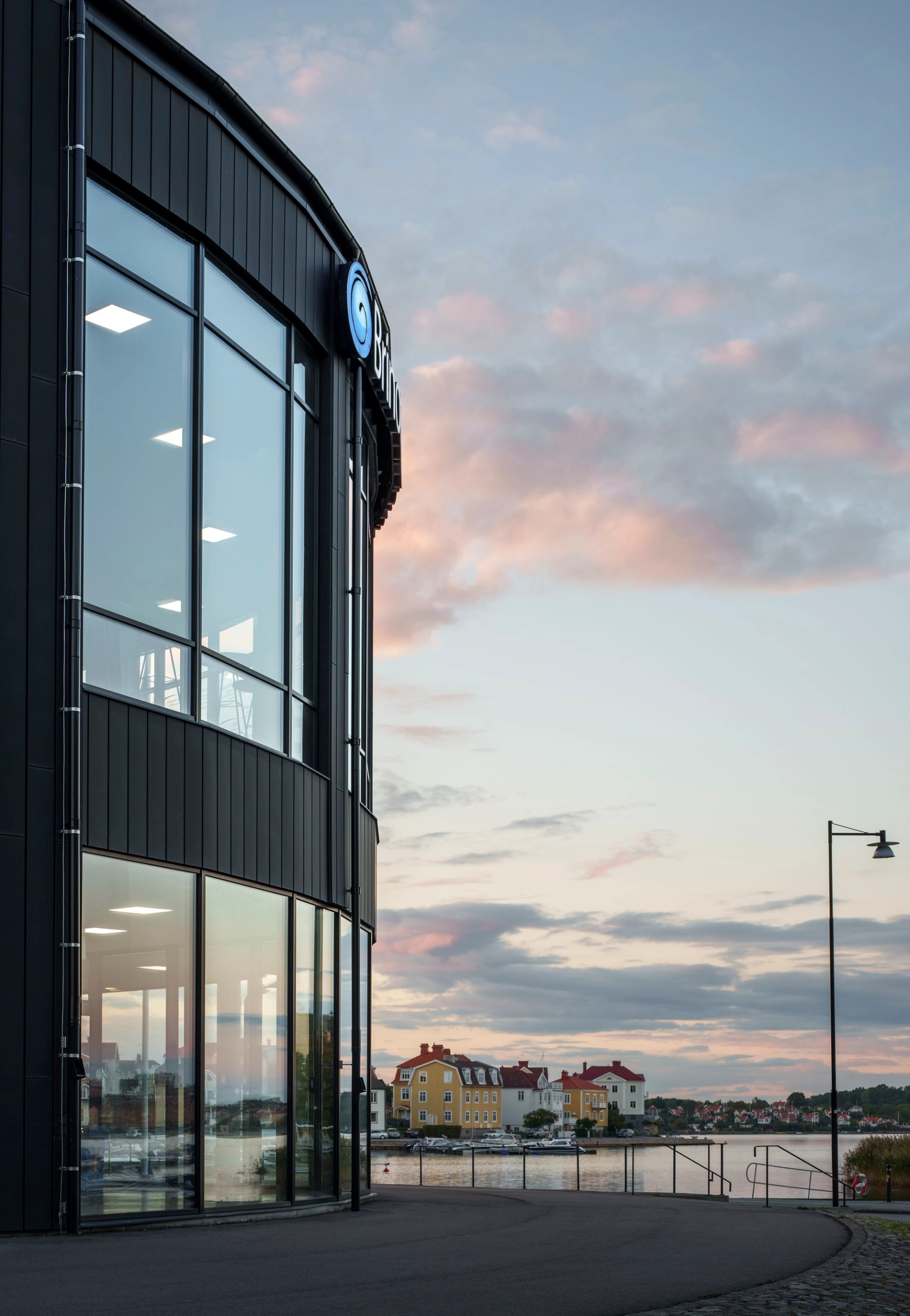 Brinova Arena Karlskrona. Skymningsbild. Exteriör mot vattnet.