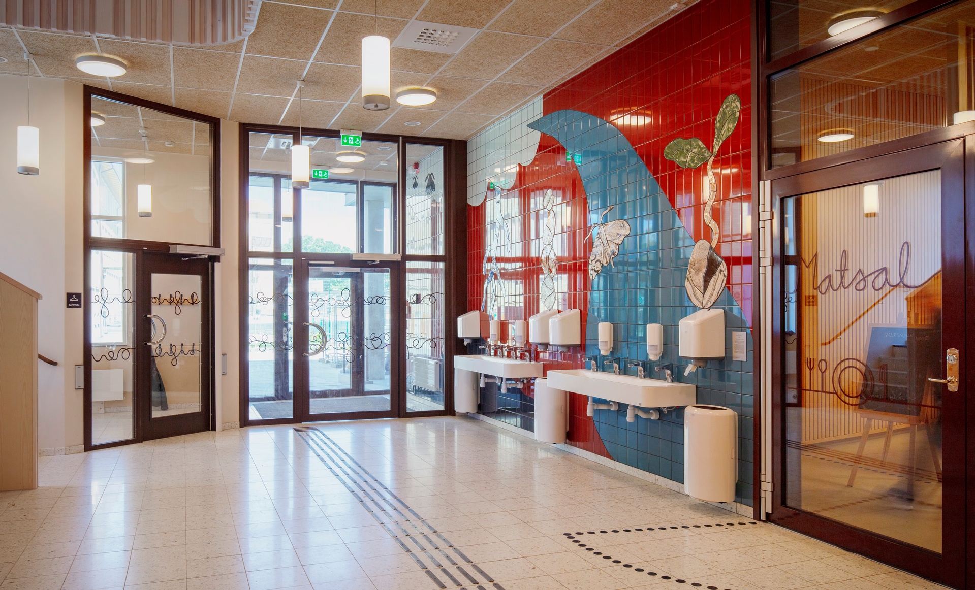 Bräckeskolan matsal utblick mot skolgård