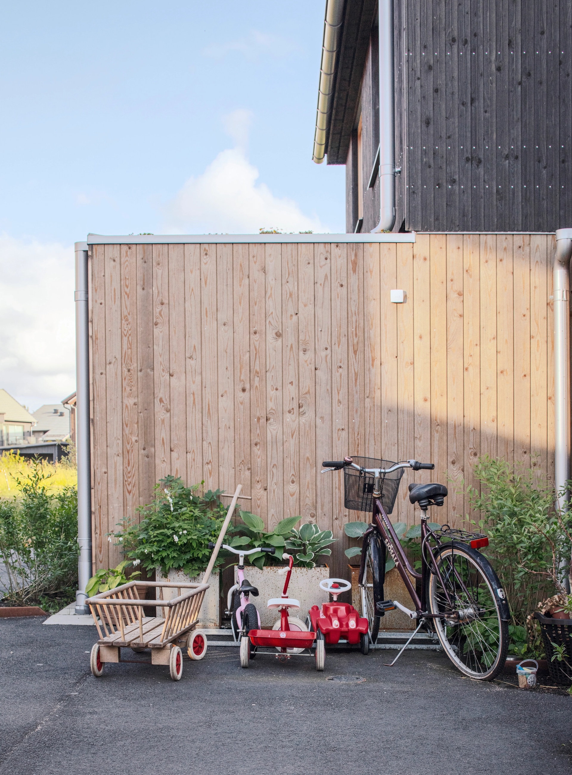 Tjuvkils Ängar cyklar framför plank