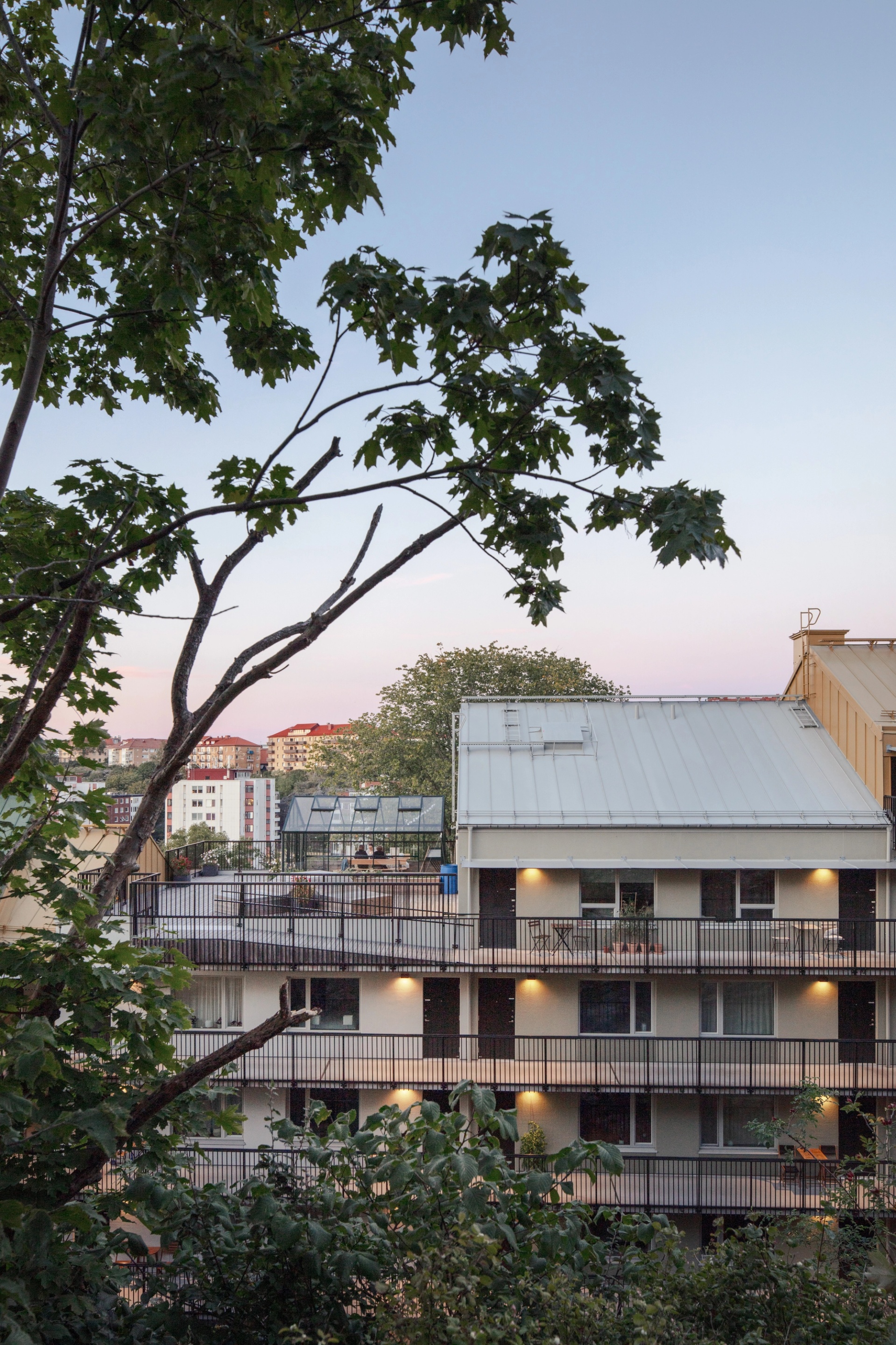 Godhems Backe bostäder i Majorna, Göteborg. fasad, loftgångar och takterrass.