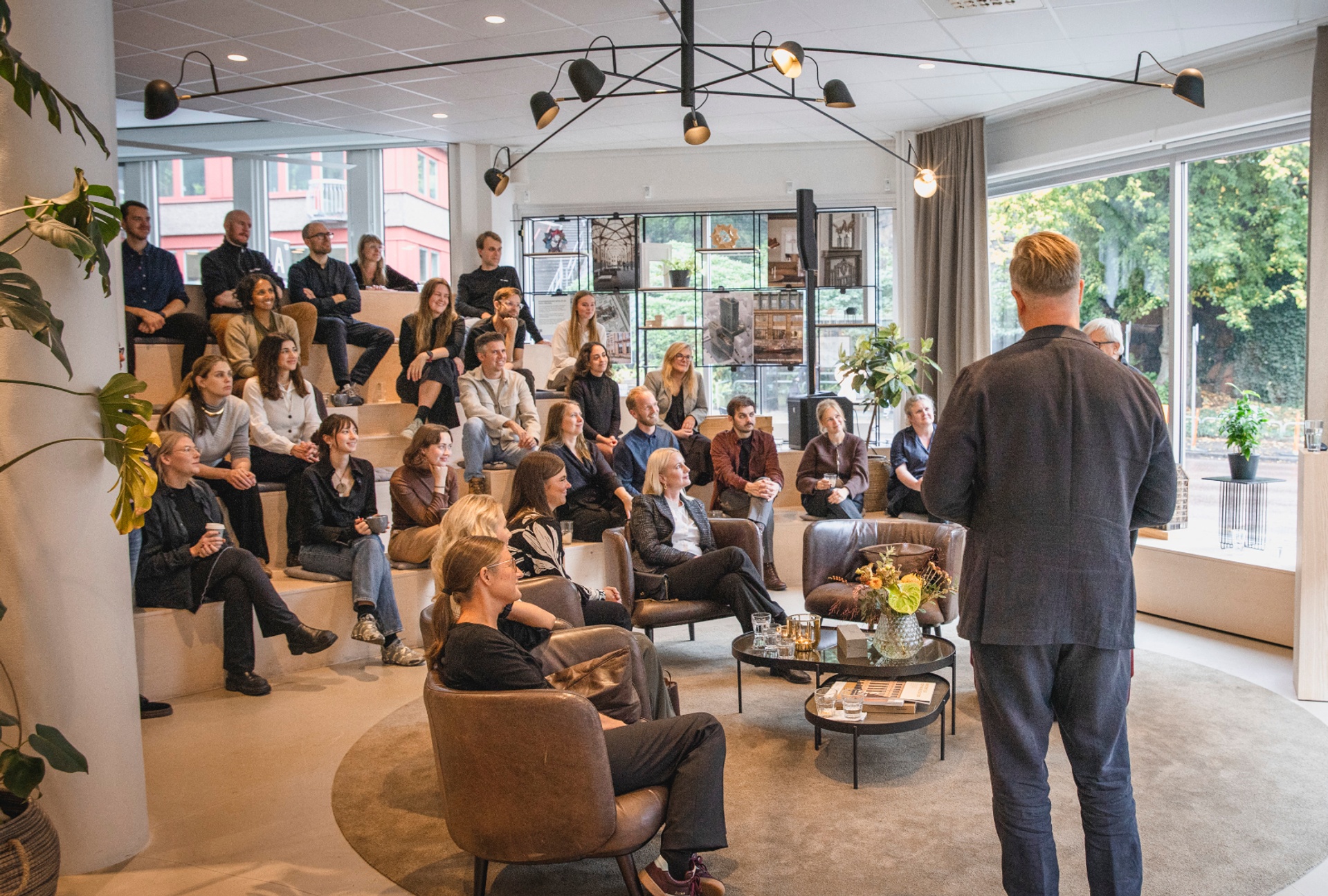 Introdag på Krook & Tjäder. Nya medarbetare samlade på Göteborgskontoret.