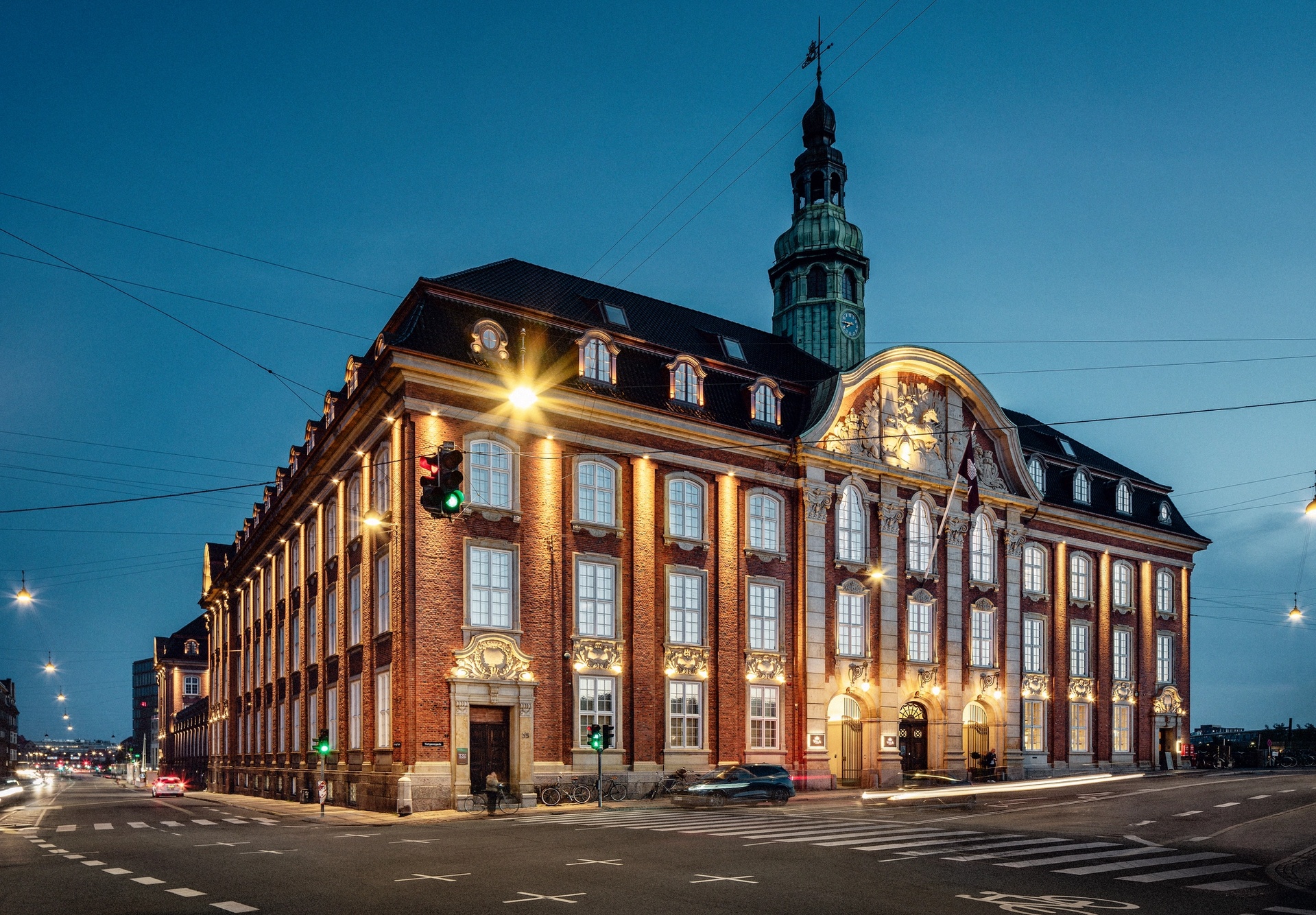 Kvällsfoto gatuvy på hotellet Villa Copenhagen som arkitekterna Krook & Tjäder Malmö ritat transformationen av