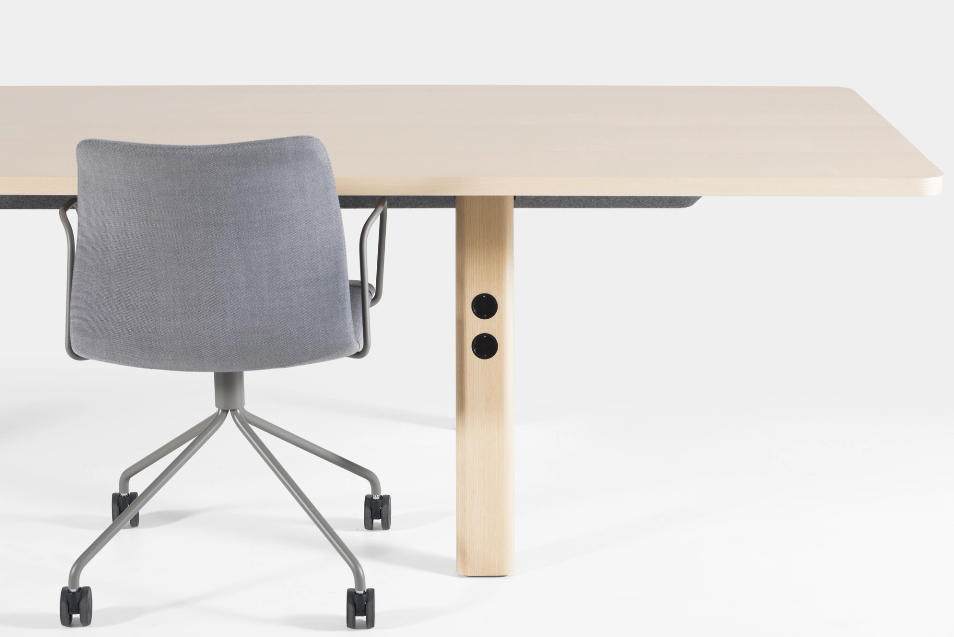 COMMUNE bord produktbild. Av Krook & Tjäder för Mitab.