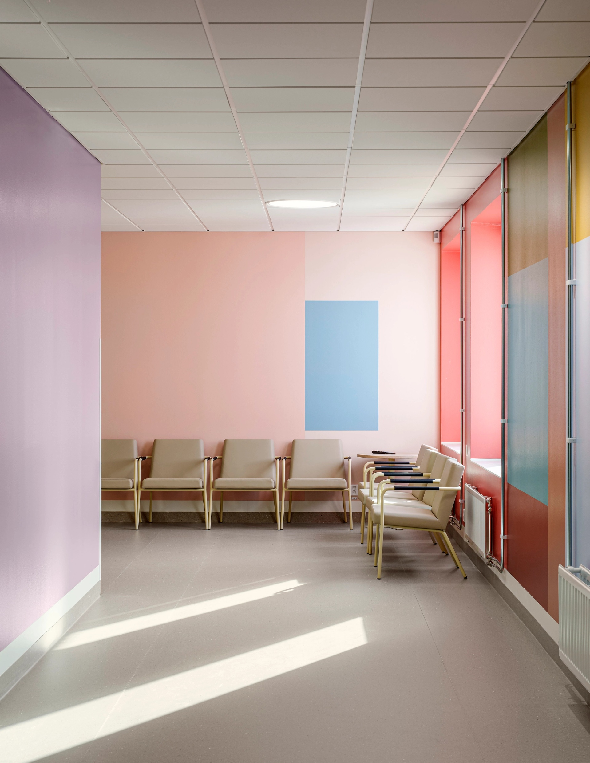 Nya Psykiatrisjukhuset i Kalmar interiör korridor med ljus färgsättning