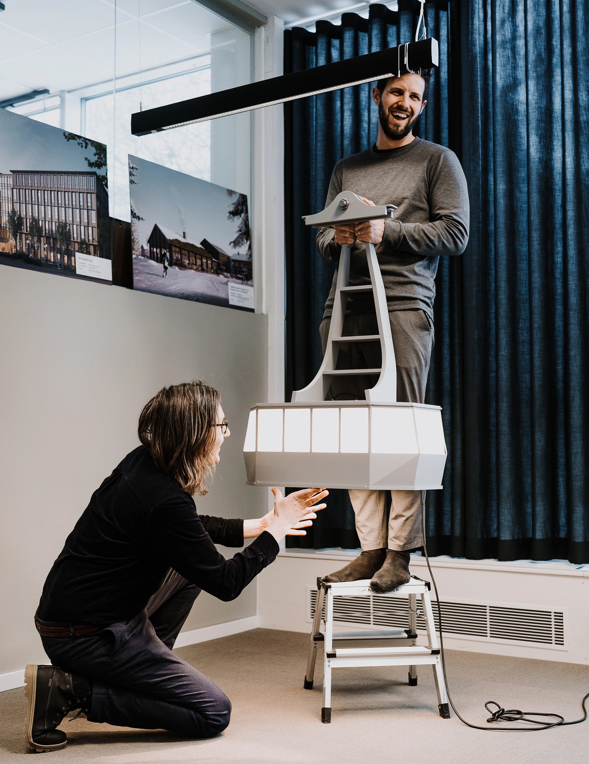 Medarbetare med en modell av en lift på Östersund kontor