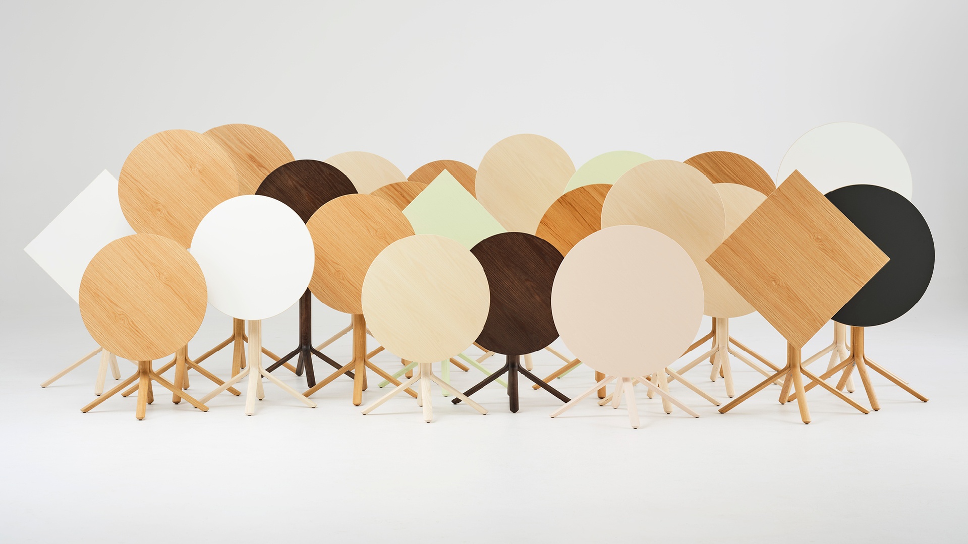 Peel (2024) fällbart pelarbord av Jeol Karlsson, Krook & Tjäder Design för Karl Andersson & Söner