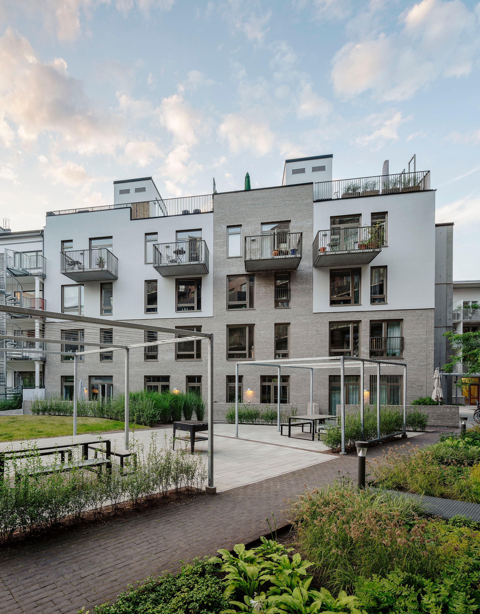 I townhousen mot gränden på kvarterets insida finns etagelägenheter staplade på varandra.