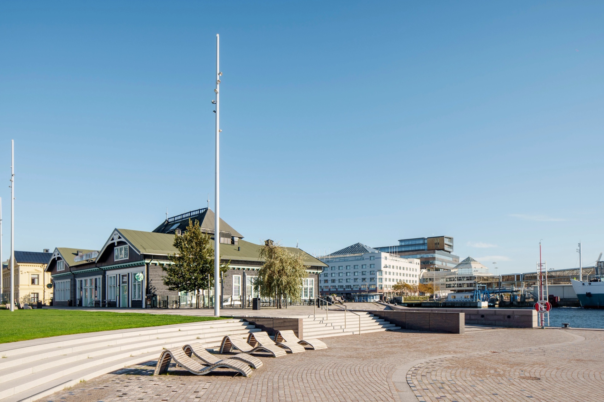 Ångfärjeparken kajpromenad med sittplatser