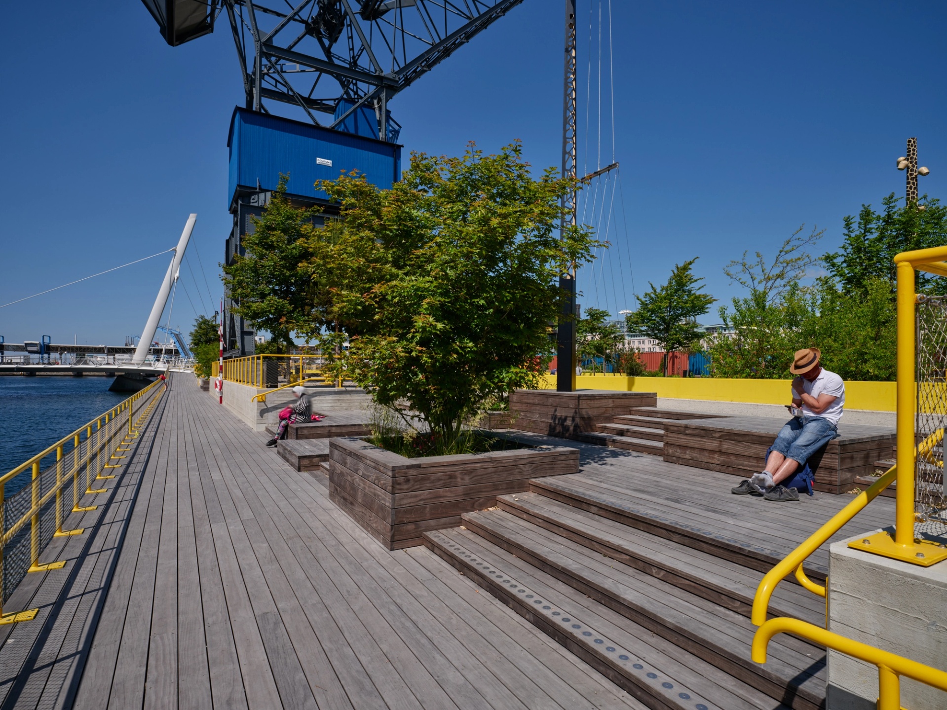 Sittplatser längs vattnet i Dockanparken