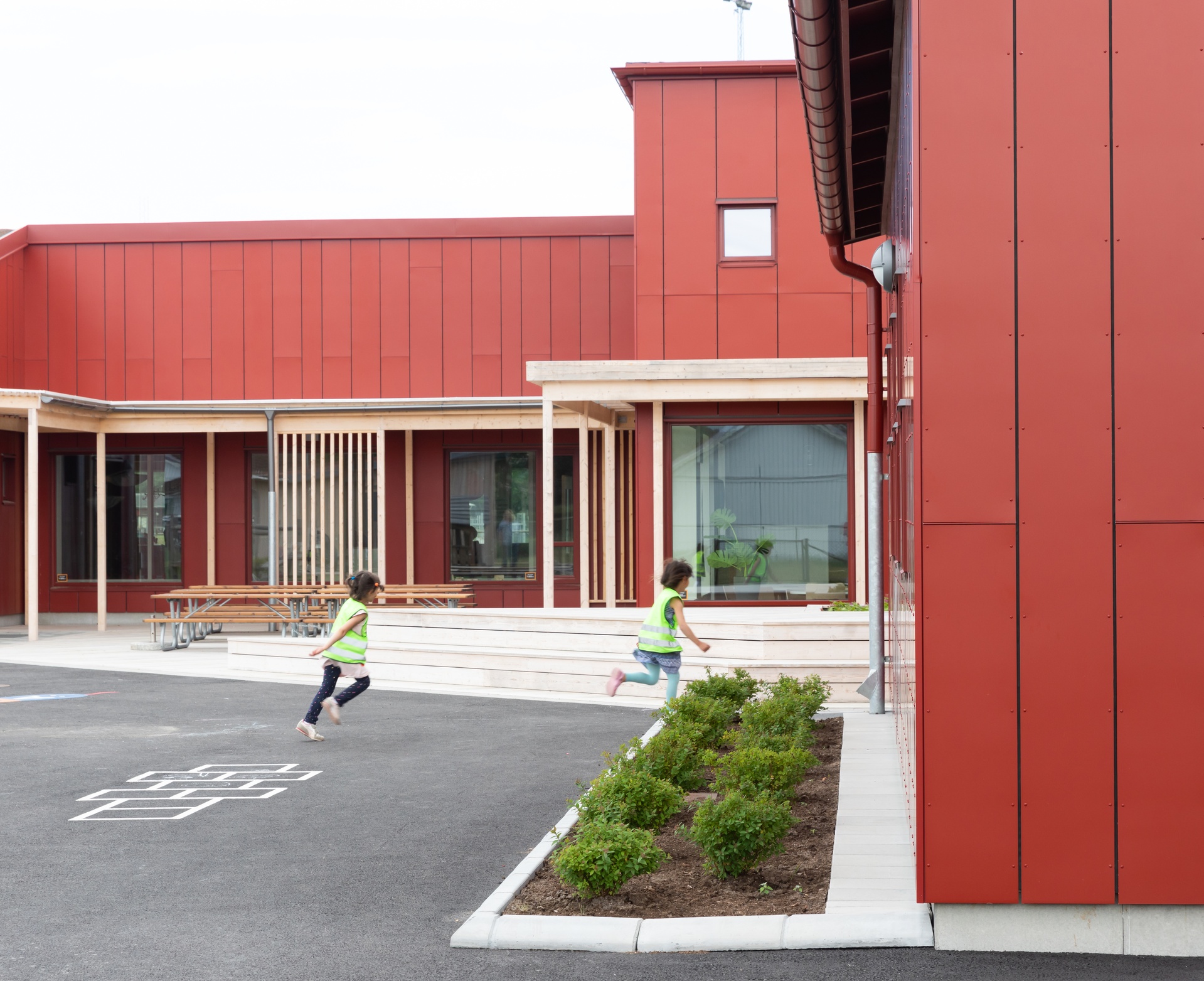 Håstens förskola utemiljö med springande barn