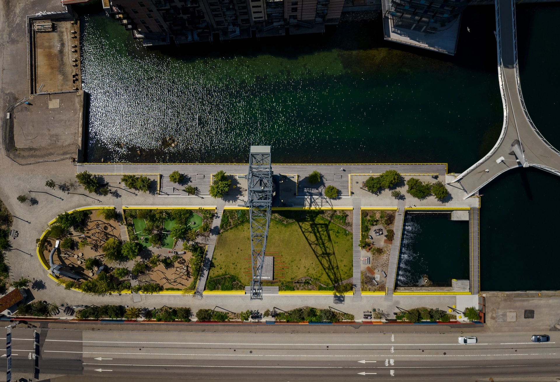 Drönarbild över Dockanparken och dess unika plats i en gammal torrdocka