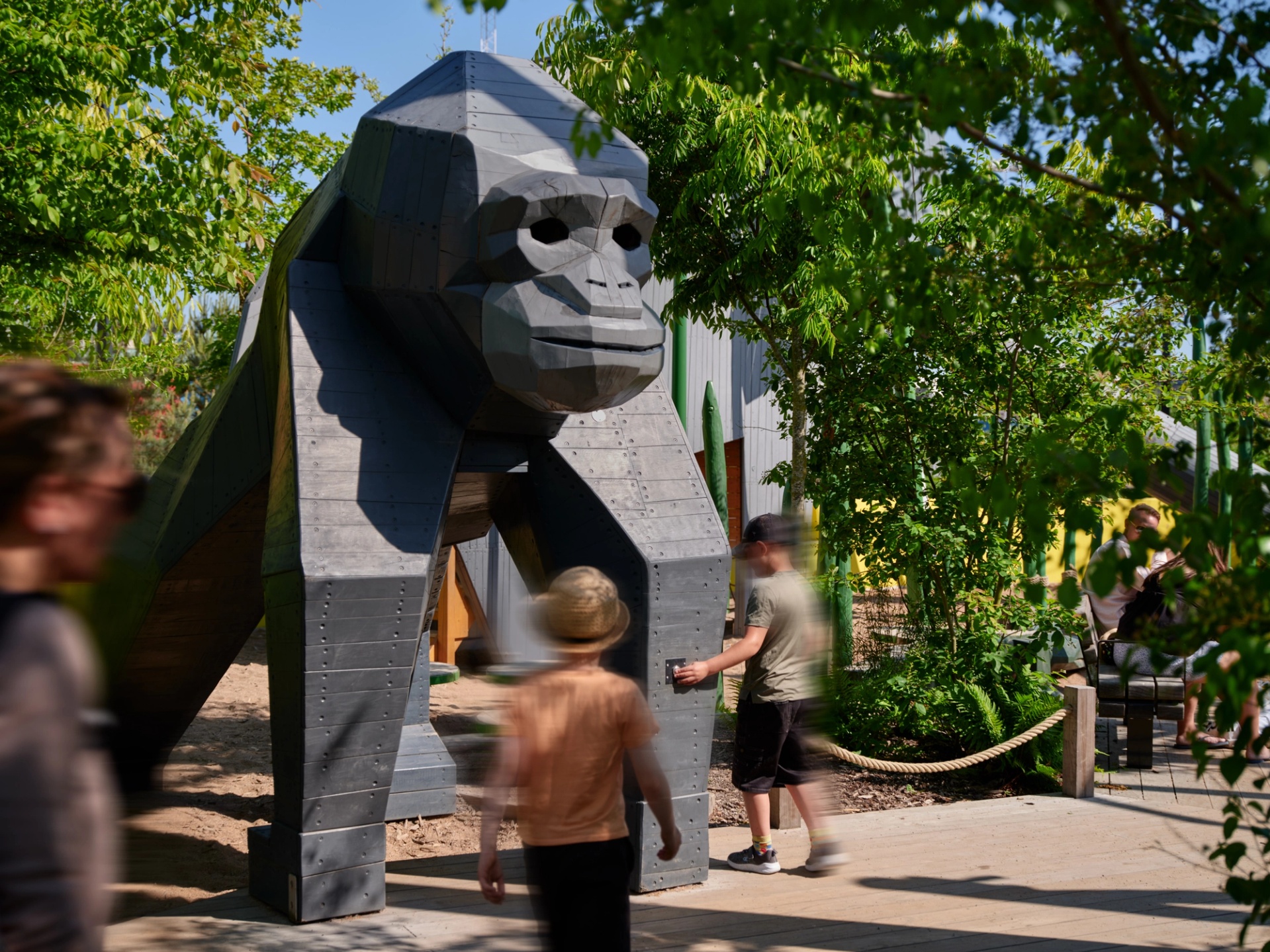 Barn utforskar gorilla i Djungellekan