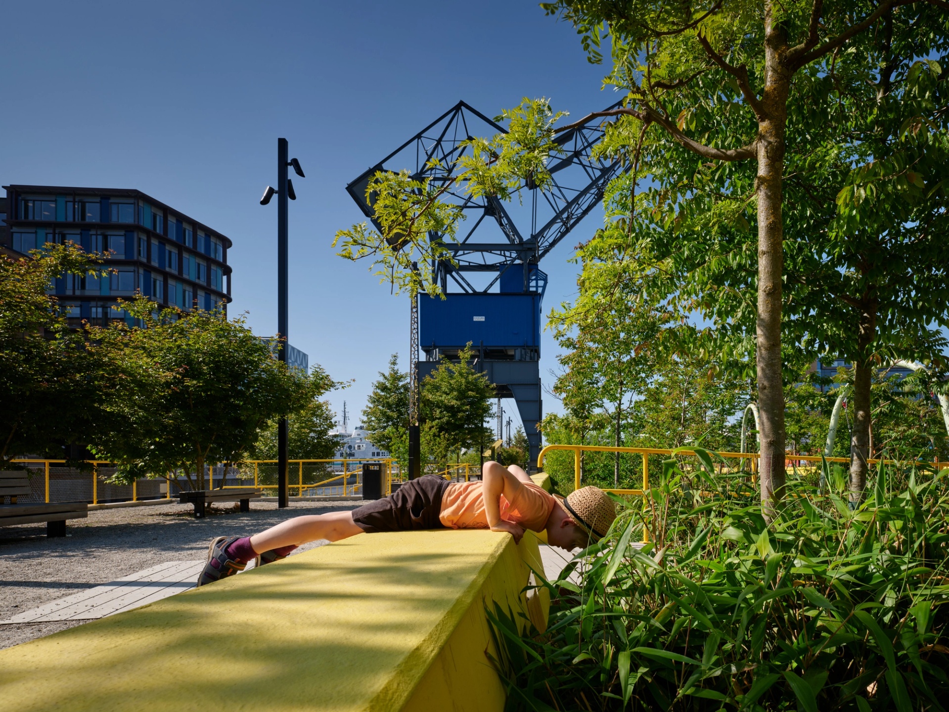 Barn utforskar Dockanparken i Helsingborg