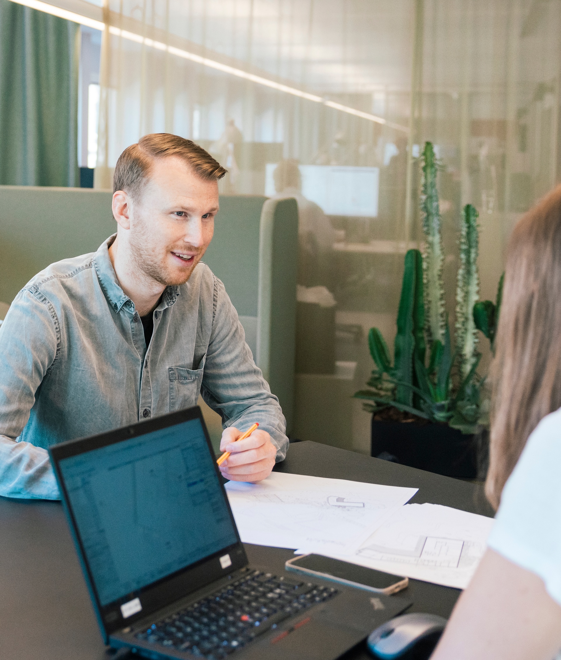 Kollega på Krook & Tjäders kontor i Göteborg