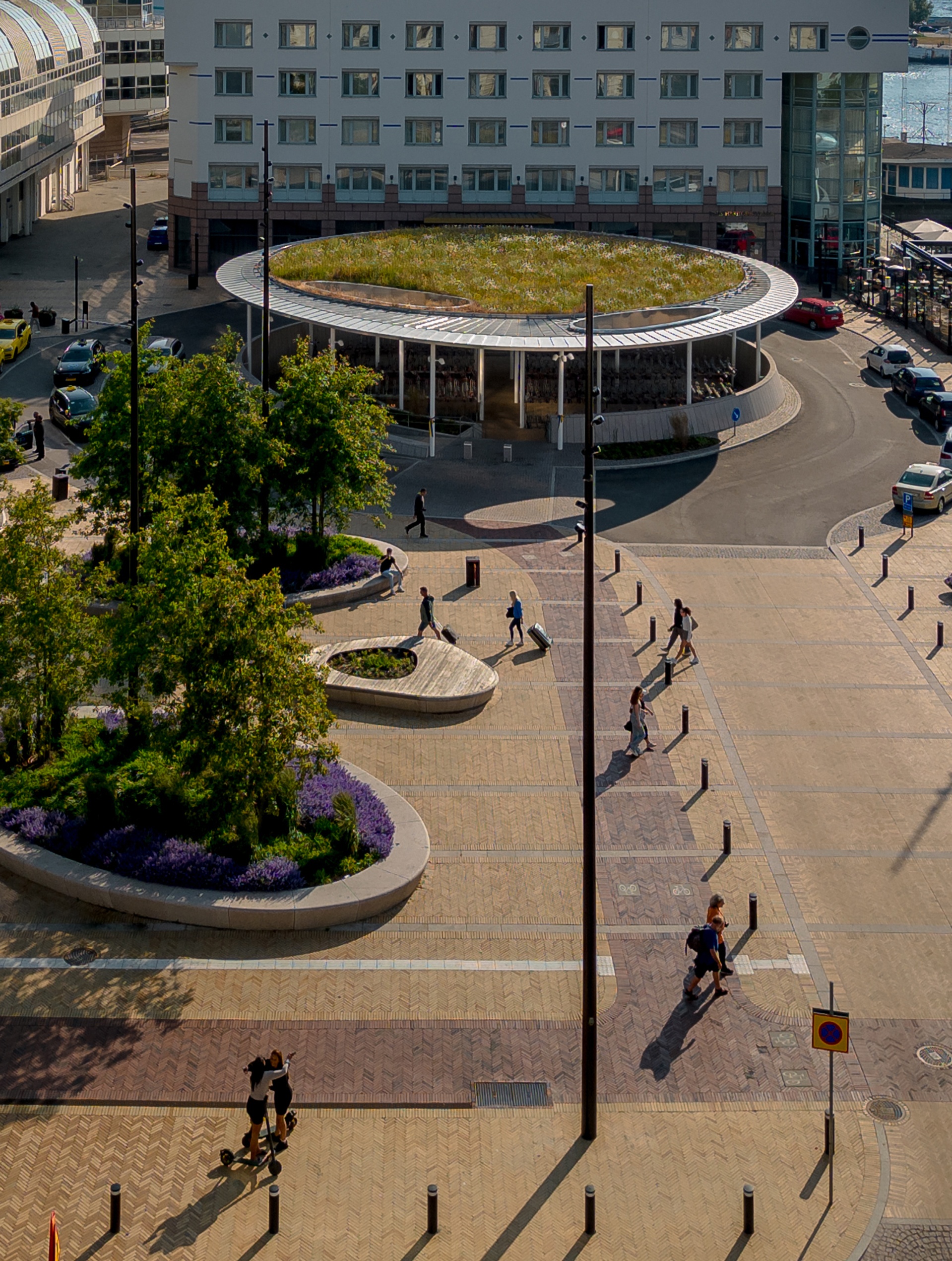 Översikt framifrån visar Kungstorget i Helsingborg, marktegel, planteringar och cykelparkeringen med sedumtak