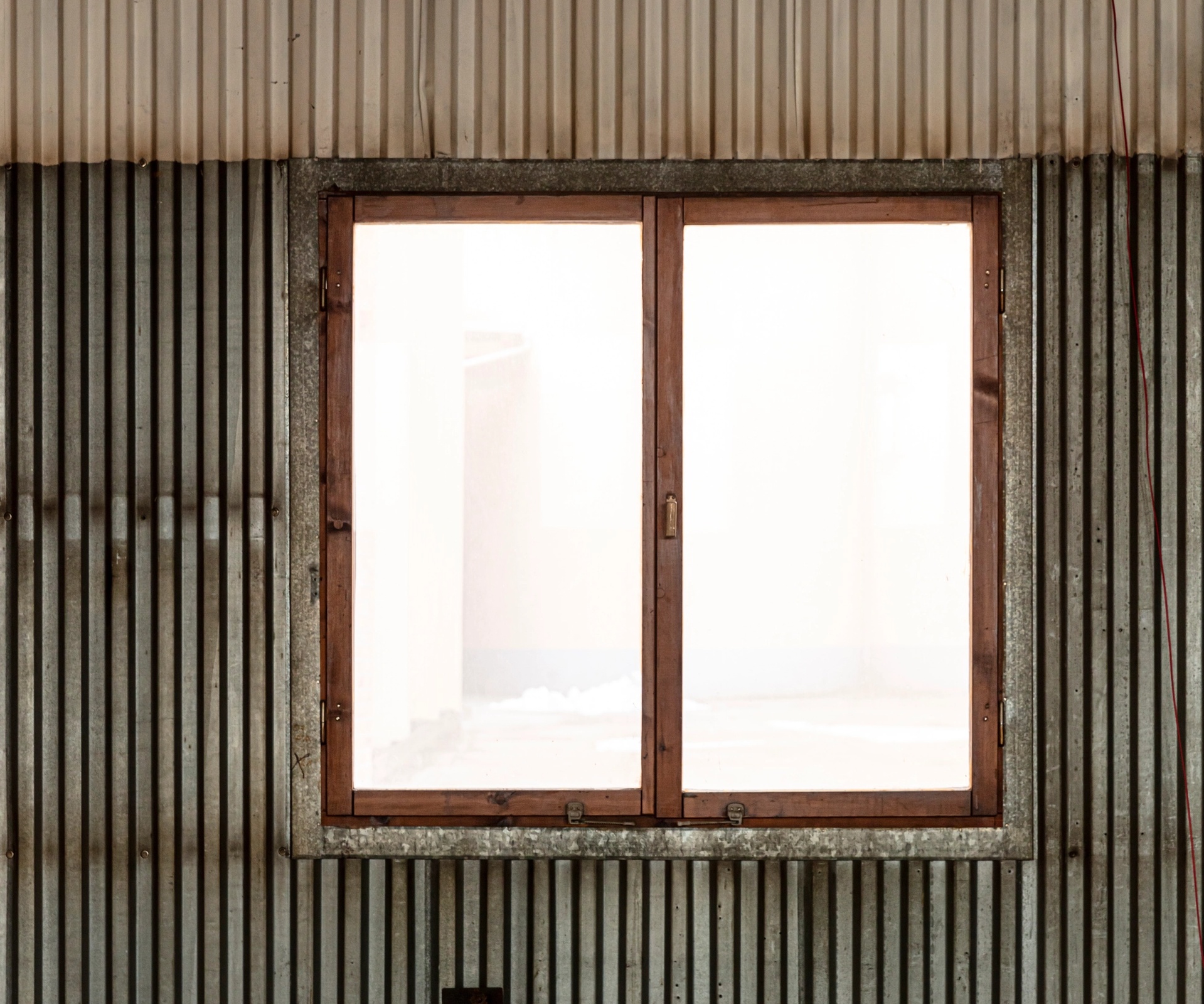 Ångqvarn före fönster och plåtvägg