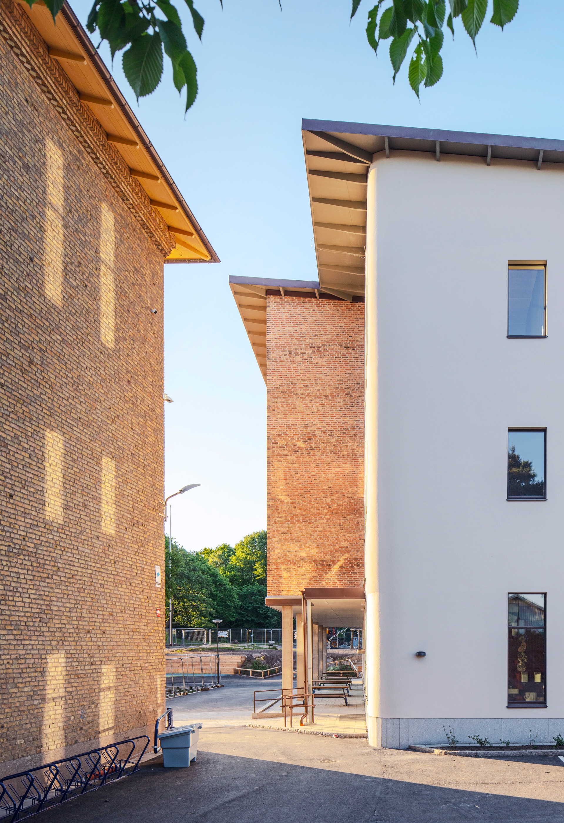 Bräckeskolan exteriör, möte mellan ny- och äldre skolbyggnad