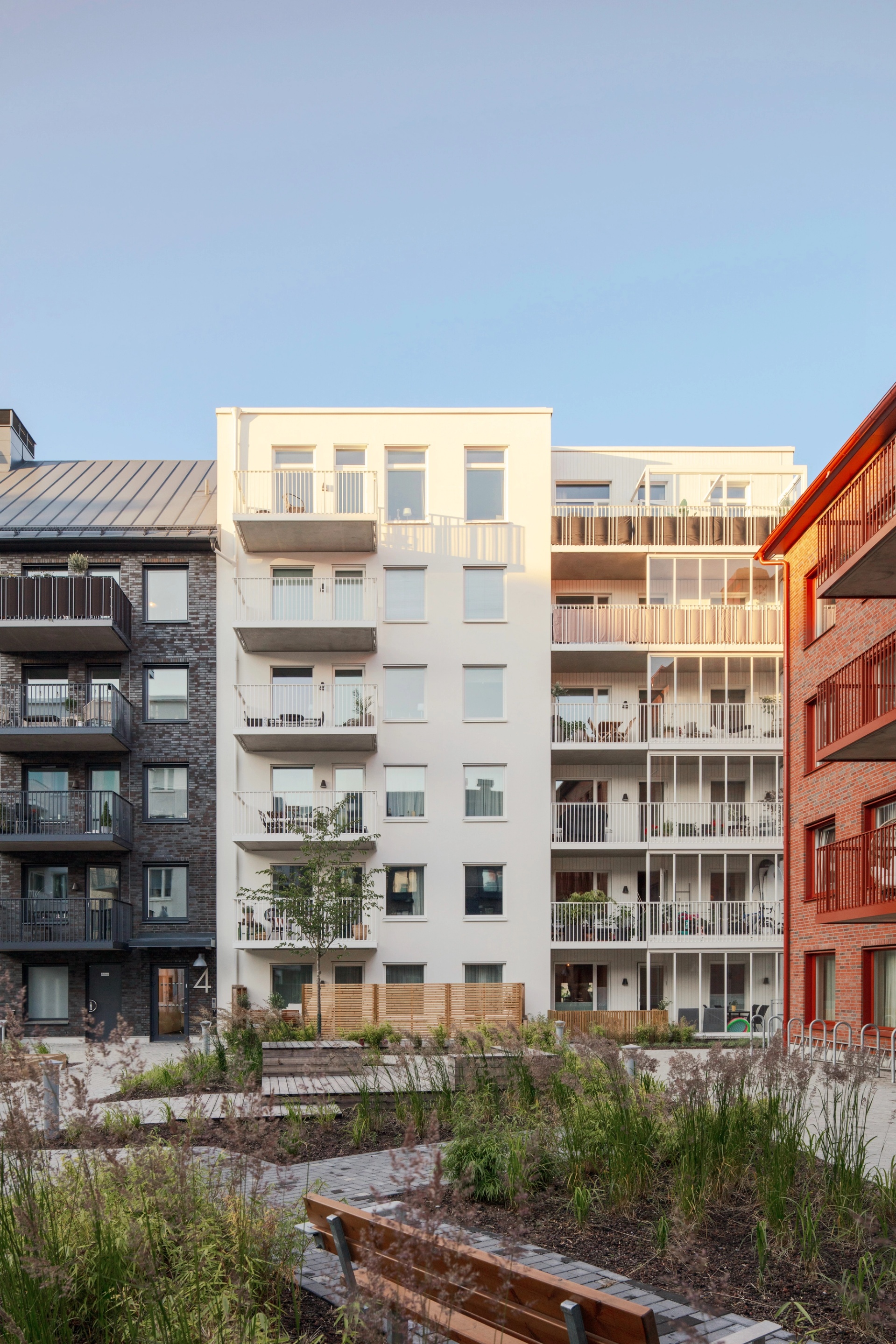 Hovås Entré platsmurat tegel med omsorgsfull detaljeringsgrad i tre olika kulörer - svart, rött och gult.