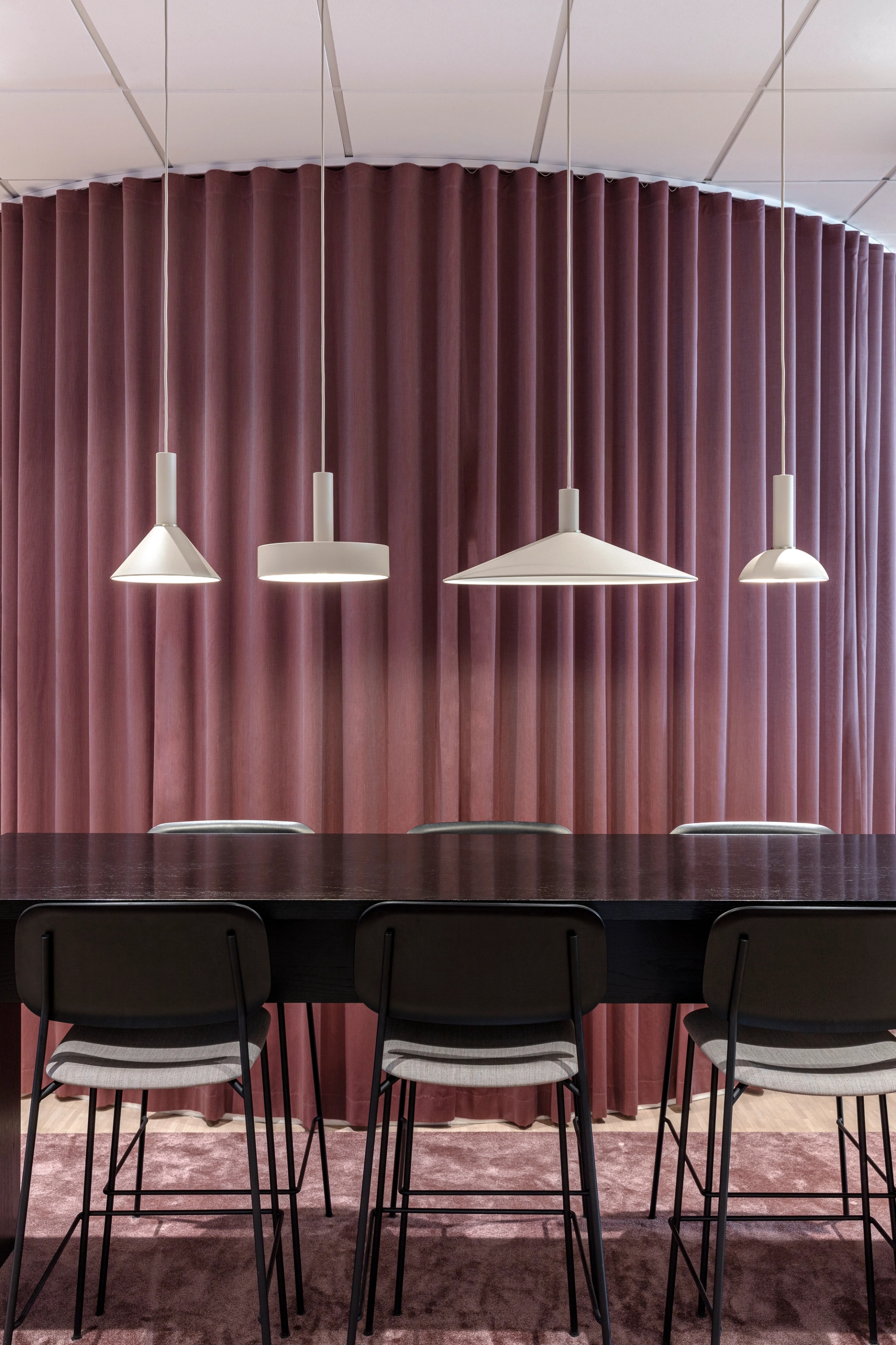 Inredning av KPMGs huvudkontor i Stockholm. Belysning över sittgrupp.