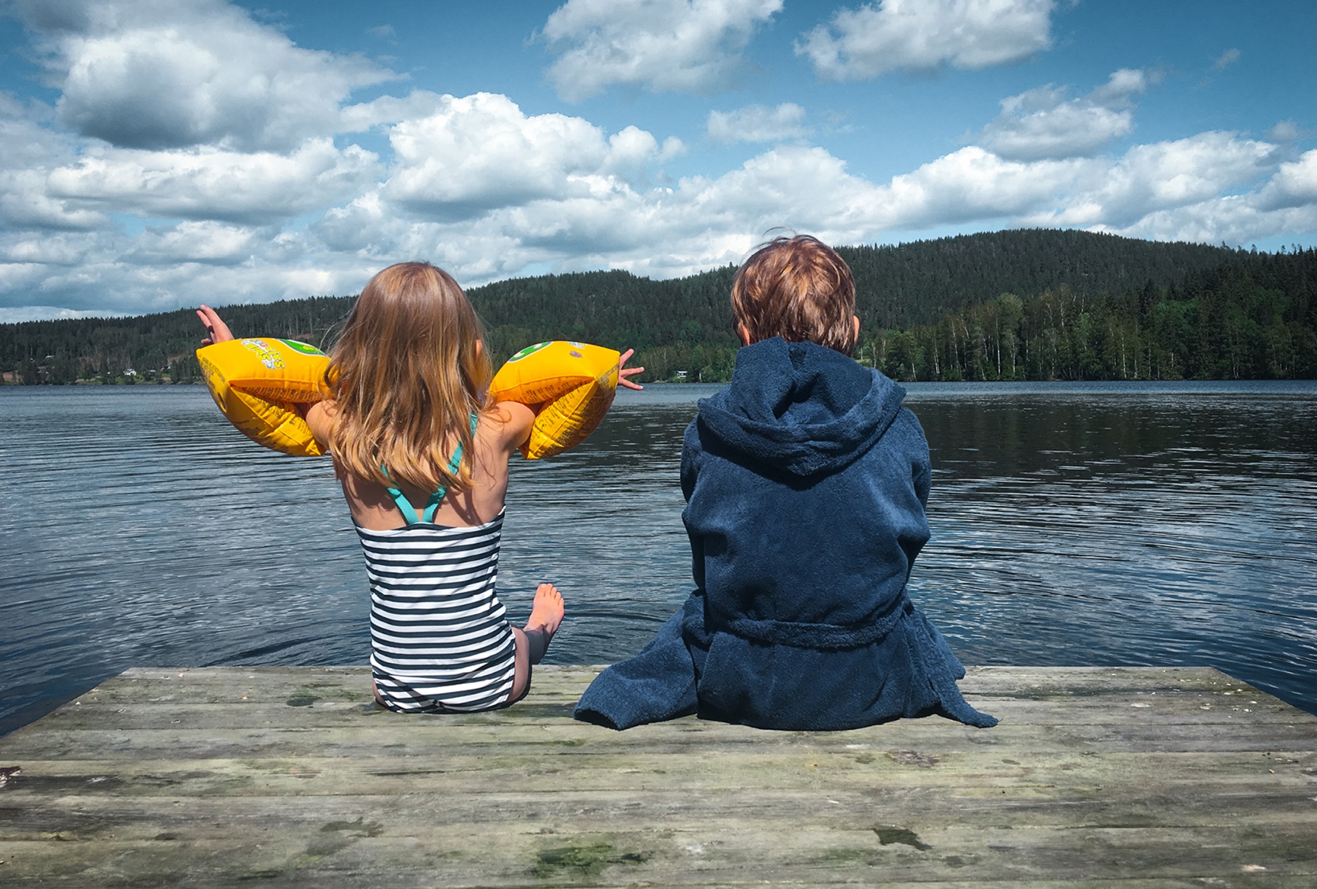 Barn vid sjö i Arvika. Arvika kommuns översiktsplan antagen. 