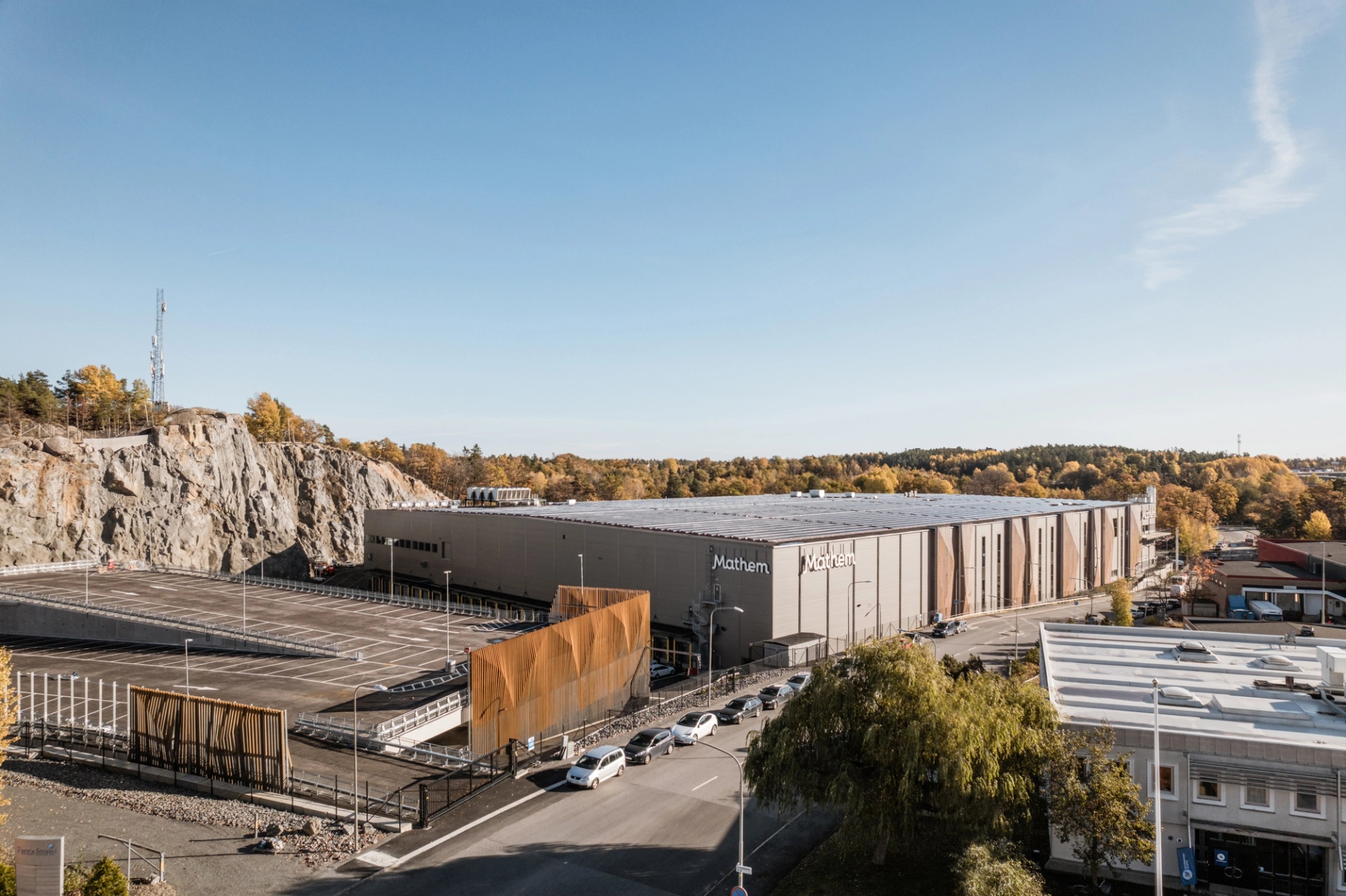 Flygfoto av exteriören av Mathems logistikbyggnad i Stockholm, ritat av Arkitekterna Krook & Tjäder