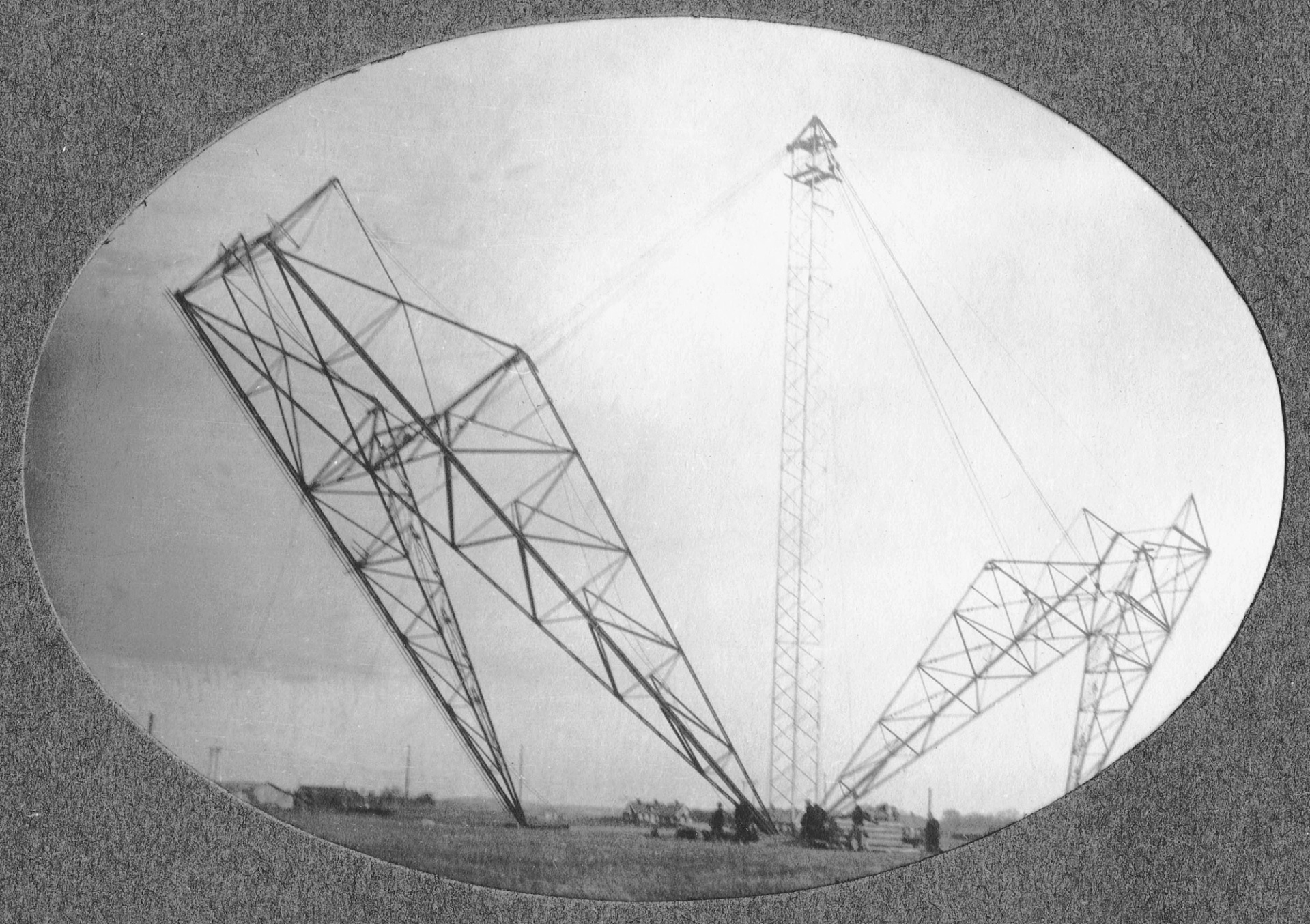 Historisk bild resning av antenntorn 1920-tal