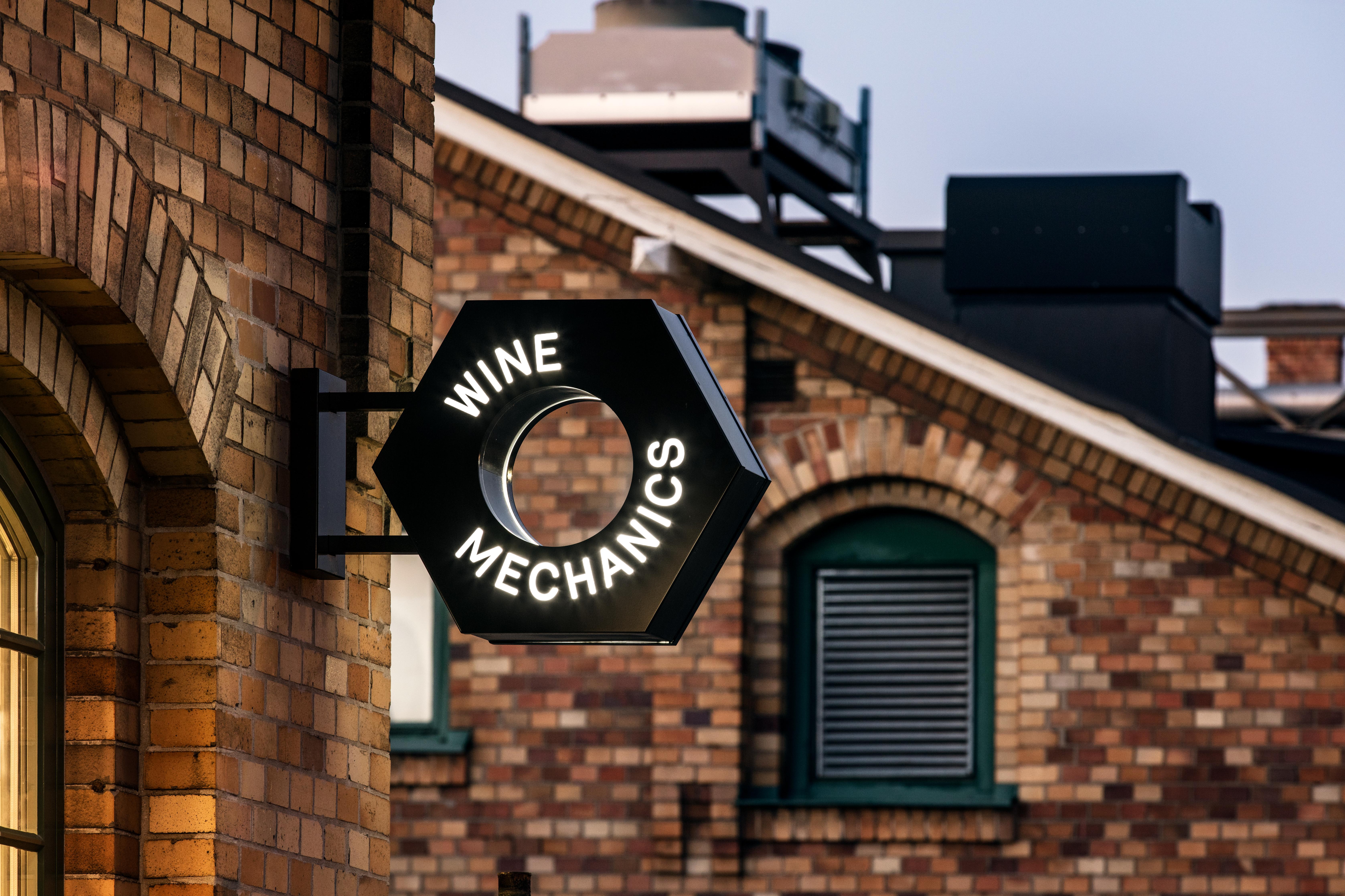 Wine Mechanics tegelfasad och skylt