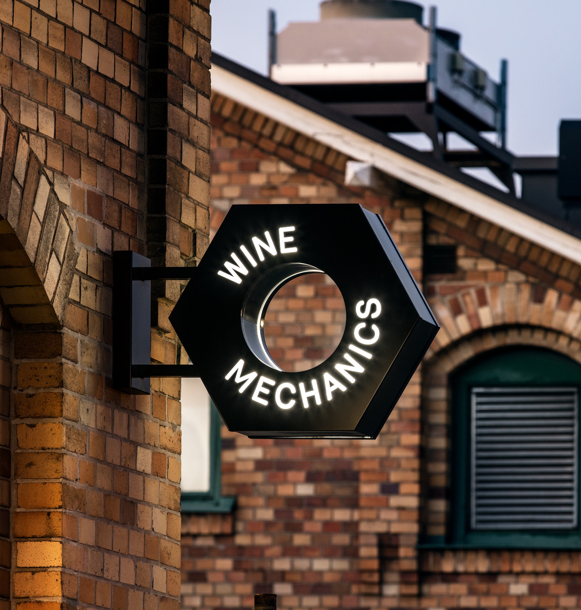 Wine Mechanics tegelfasad och skylt