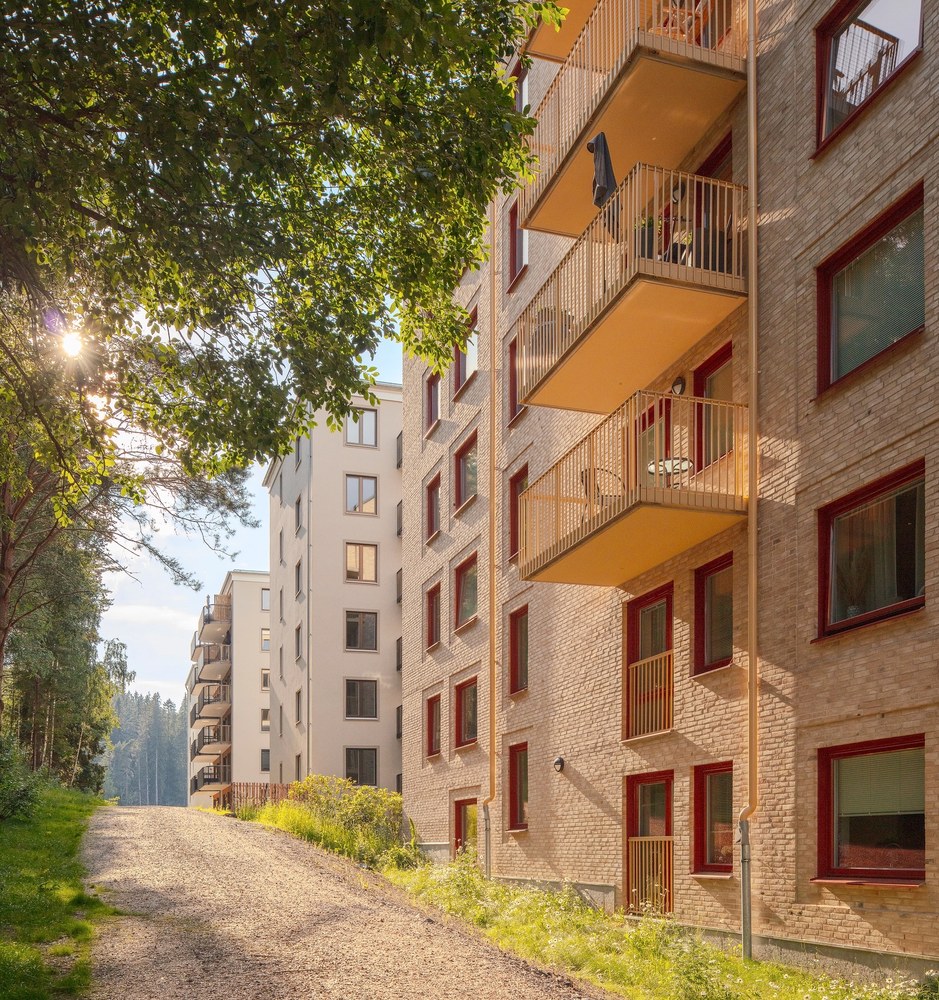 Kasernen 2 i Regementsstaden Borås. Balkonger mot skog.
