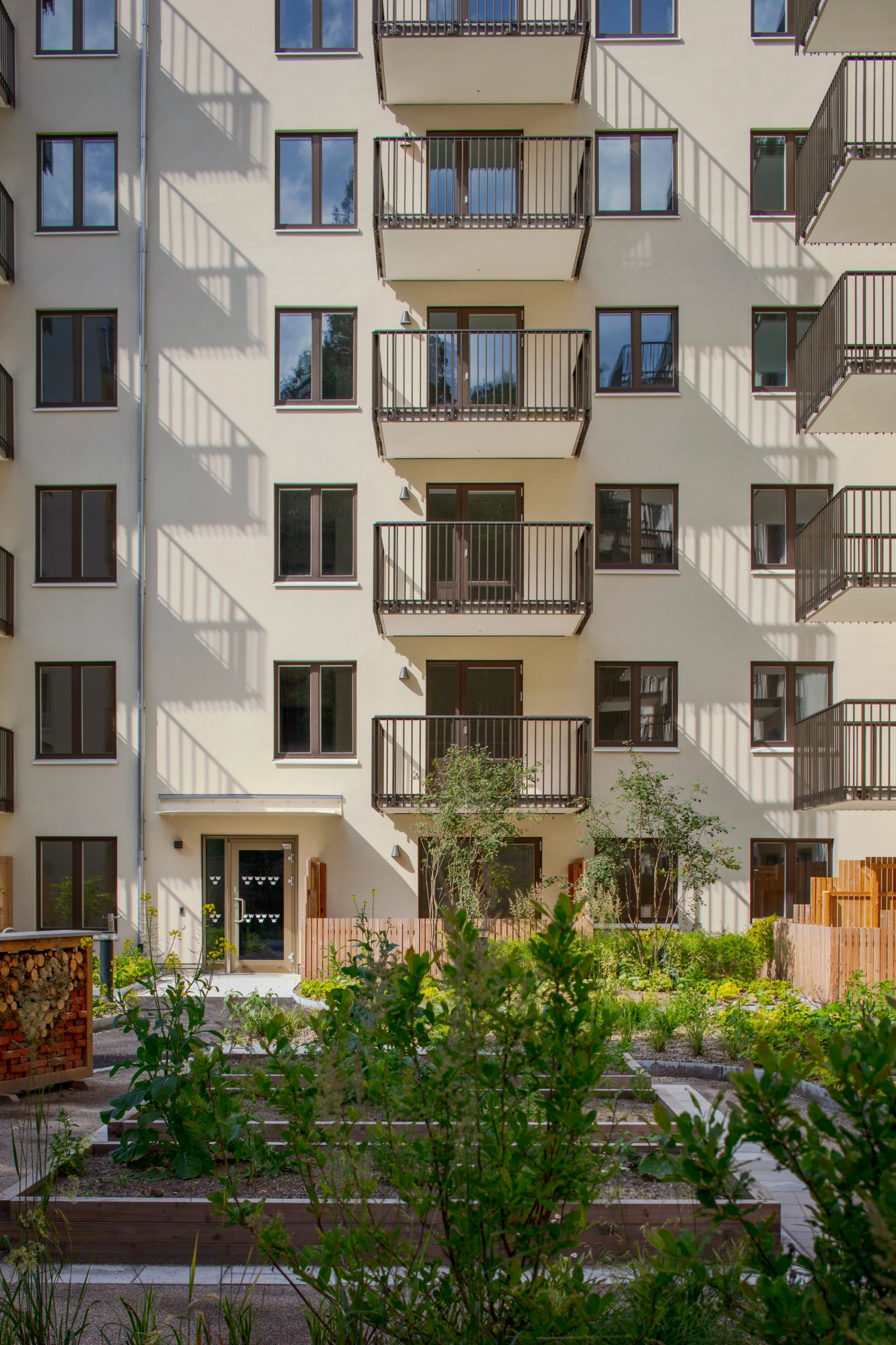 Kasernen 1 i Regementsstaden Borås. Balkonger mot innergård.