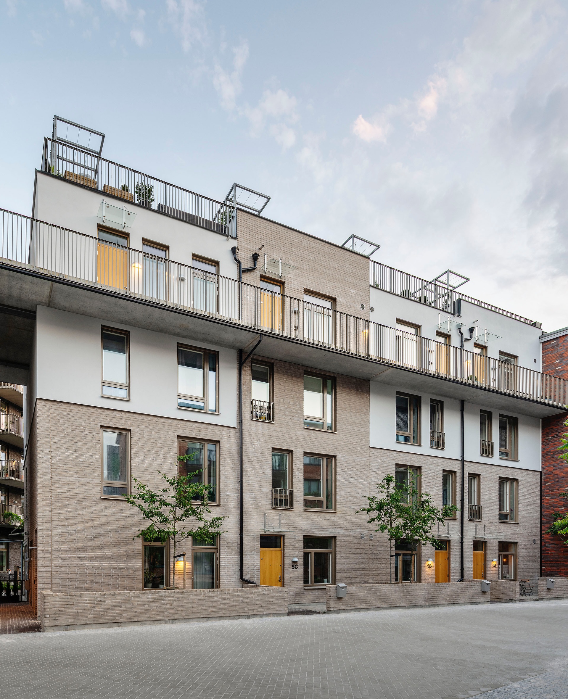 Gränd med townhouses Brf Cortado