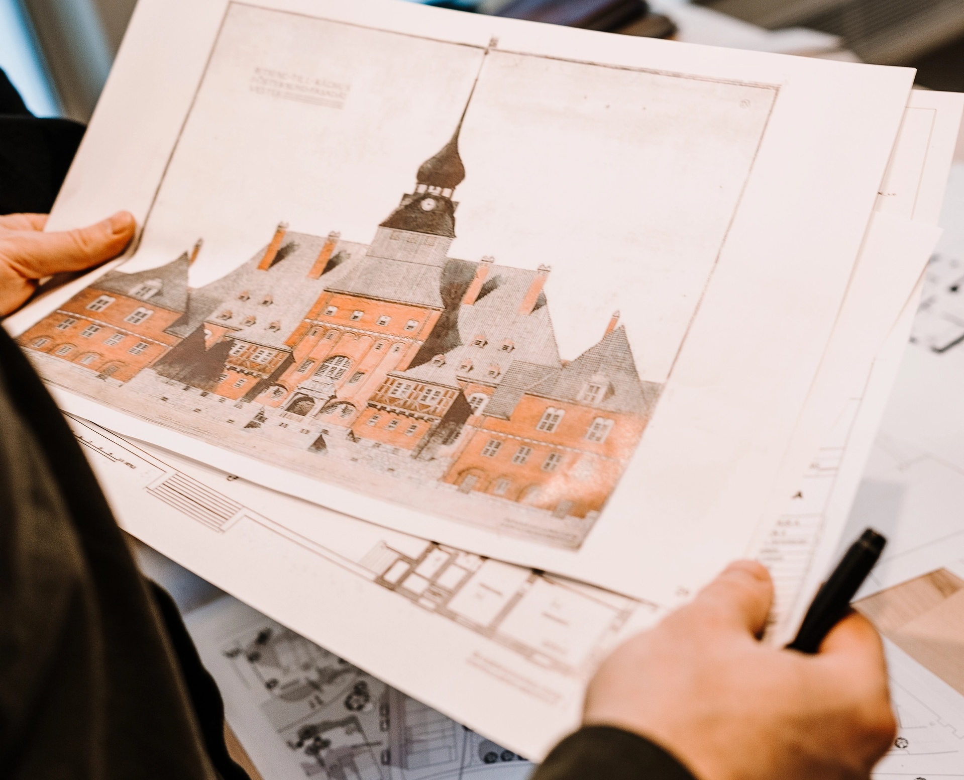 Medarbetare håller i en skiss på Östersund kontor