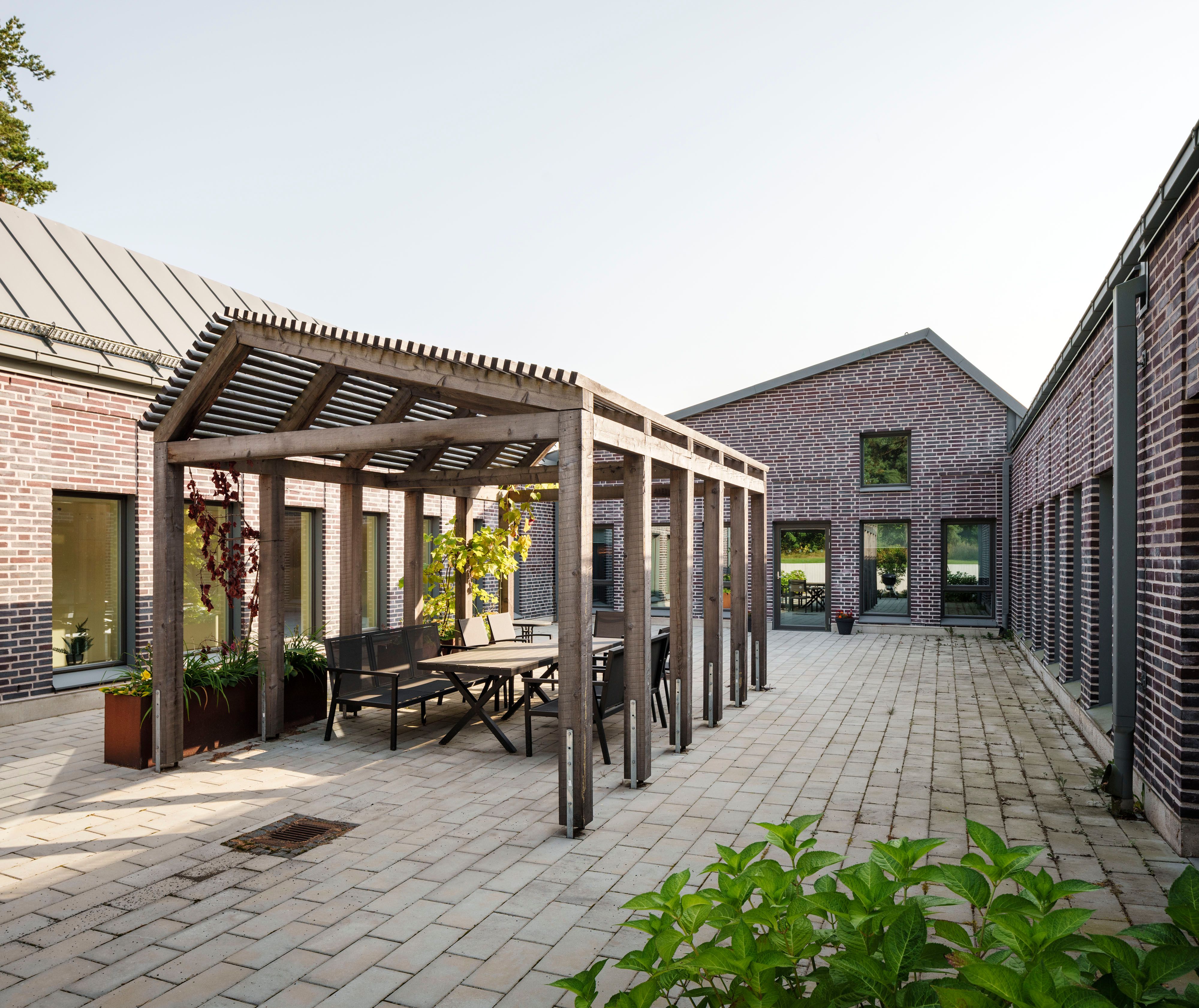 Färlöv servicebostäder, gemensam utemiljö, pergola