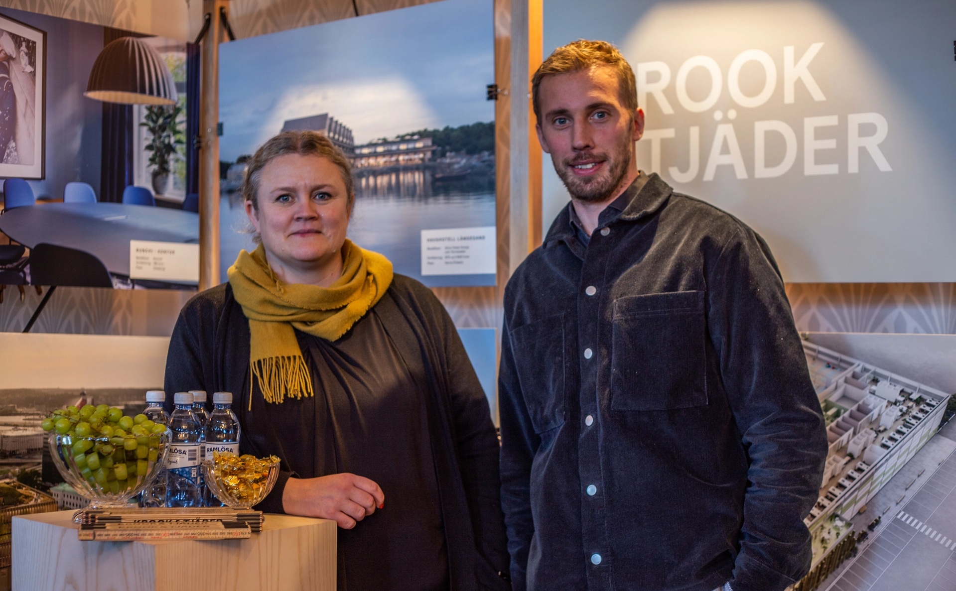 Foto på arkitekterna Lisa Karlsson och David Bräck i Krook & Tjäders monter