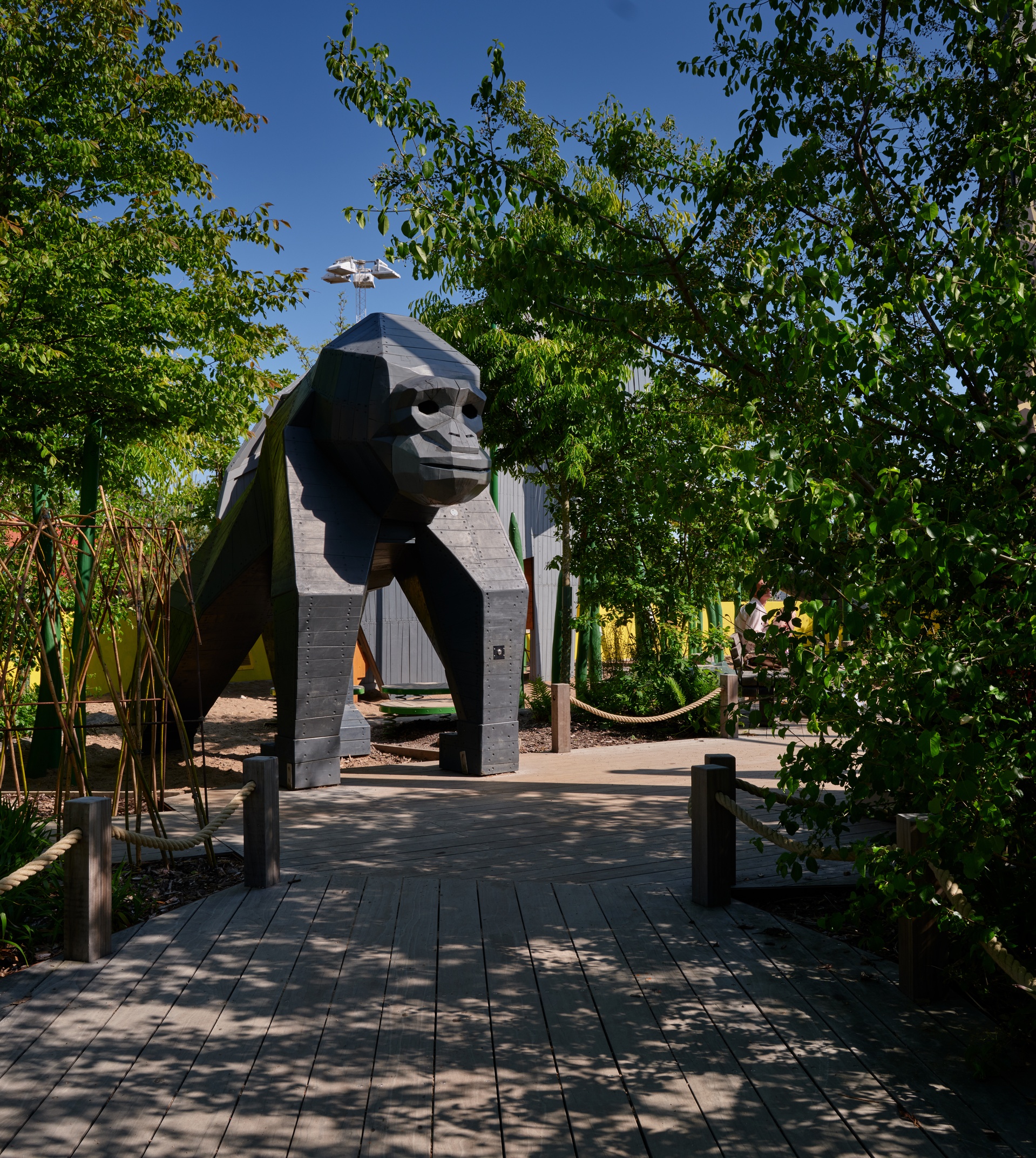 Gorilla i trä i prunkande lekparken Djungellekan