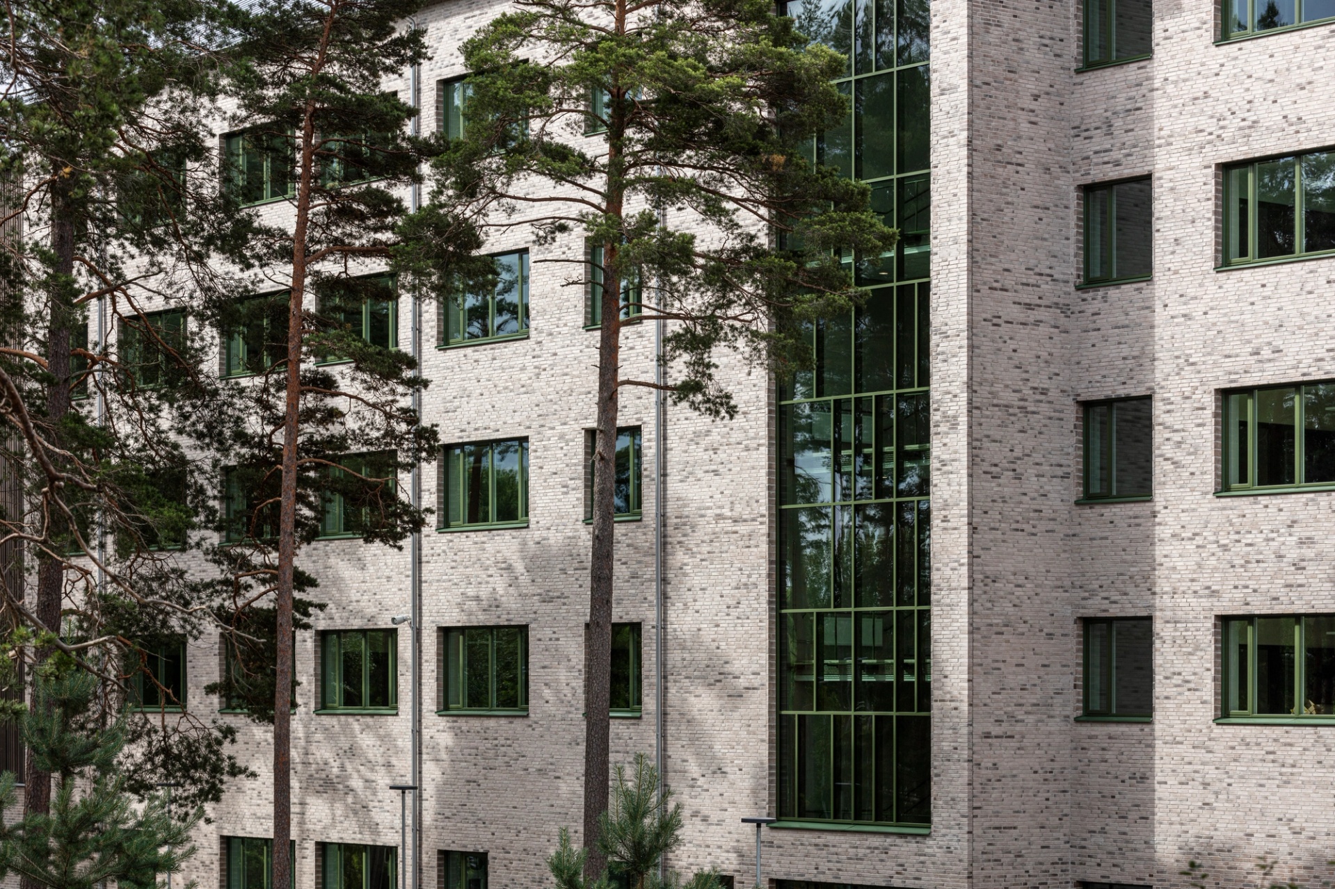 Tegelfasad mot tallskog, Gottsundaskolan